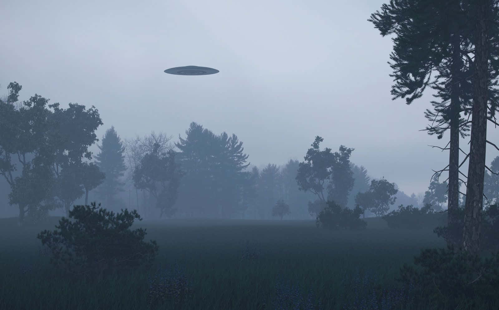 幽浮 桌布 壁紙 — 一個神秘UFO在黎明時分靜靜地懸浮在霧氣瀰漫的森林空地上空，伴隨著高大的樹木和柔和的藍光。