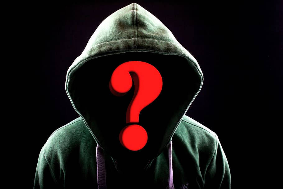 hacker 3d 桌布 壁紙 — 一個神秘人物穿著深綠色連帽衫，臉上被一個發光的紅色問號遮蓋，背景為黑色。