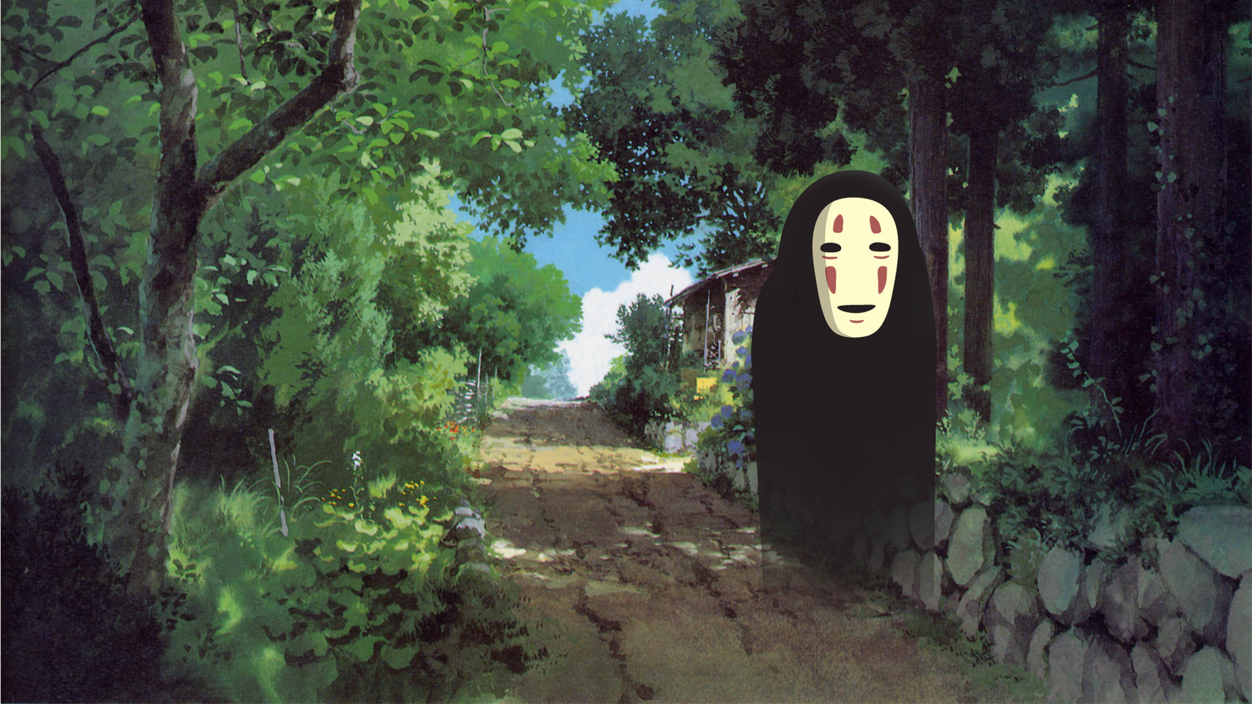 No Face 桌布 壁紙 — 一個神秘戴面具、身穿黑色長袍的身影，站在陽光斑駁的森林小徑旁的石牆邊。