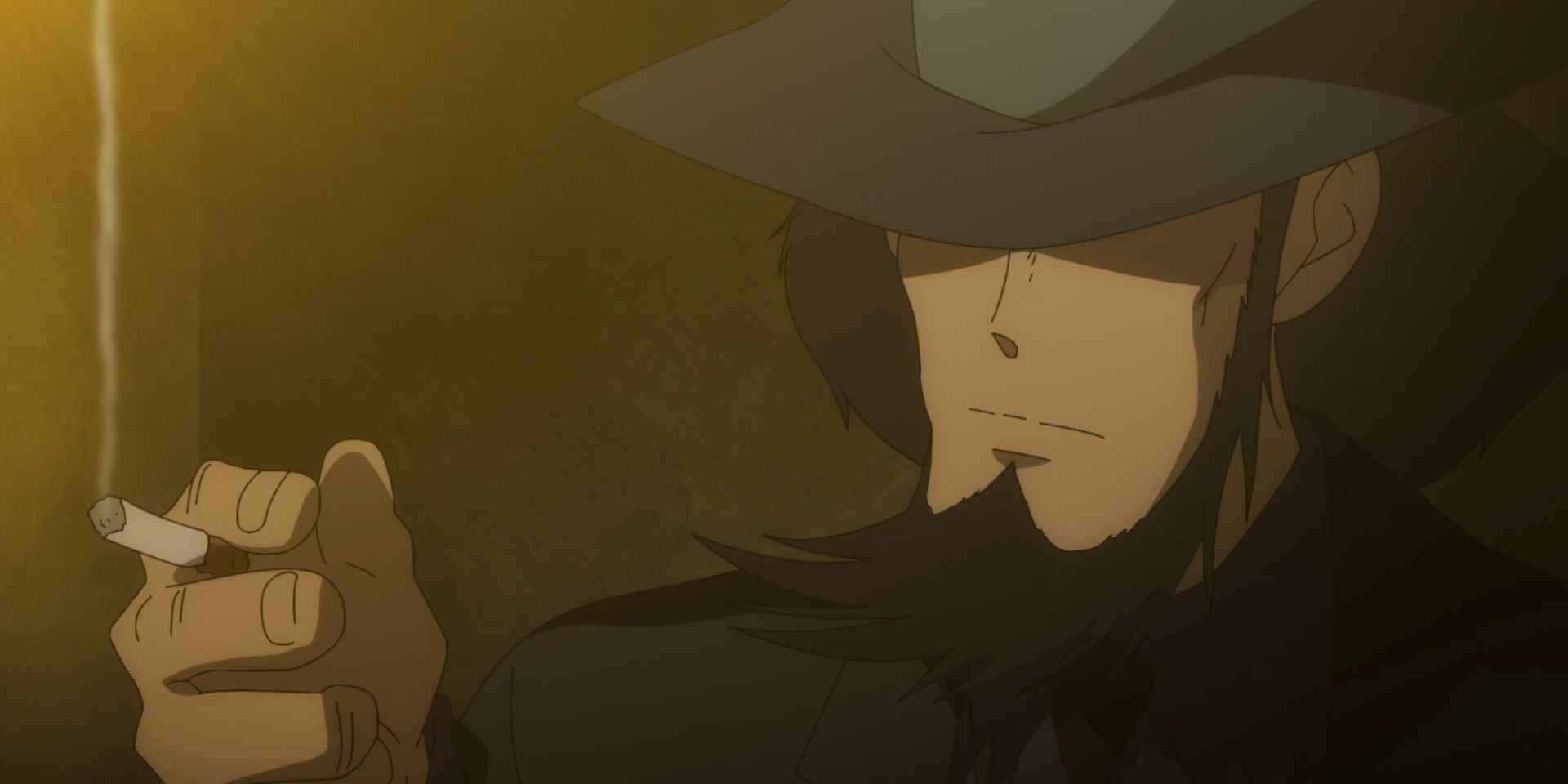Lupin Iii Daisuke Jigen 桌布 壁紙 — 一個神秘的動漫男人戴著寬邊帽，在溫暖的金色背景下抽煙。