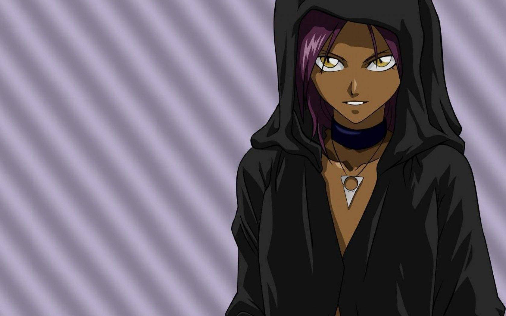 Yoruichi 桌布 壁紙 — 一個神秘的動漫角色，紫色頭髮，黃色發光的眼睛，穿著黑色連帽斗篷，背景是紫色條紋。