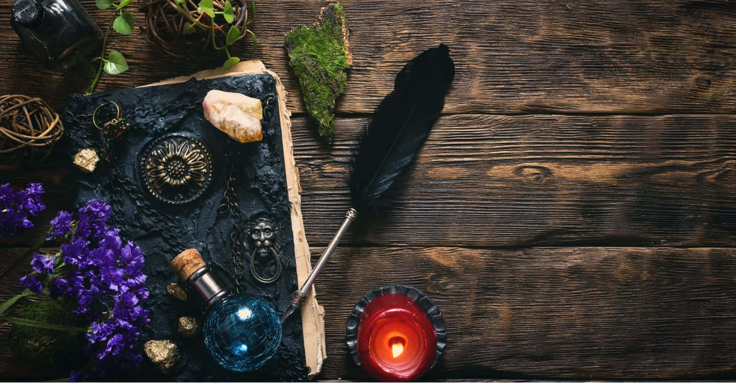 Grimoire 桌布 壁紙 — 一個神秘的巫術祭壇，帶有發光的蠟燭、紫色花朵和水晶，排列在風化的木板上。
