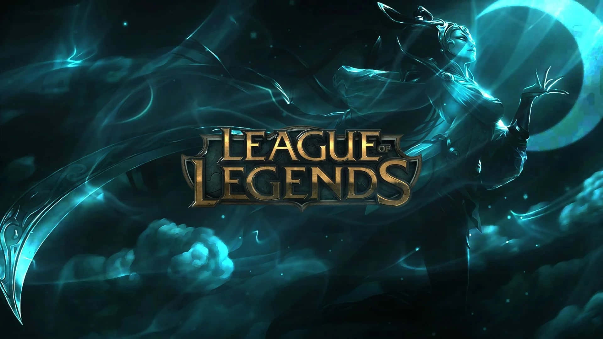 1920x1080 League Of Legends 桌布 壁紙 — 一個神秘的戰士，帶有發光的藍色能量和新月背景，站在金色的 League of Legends 標誌後面。