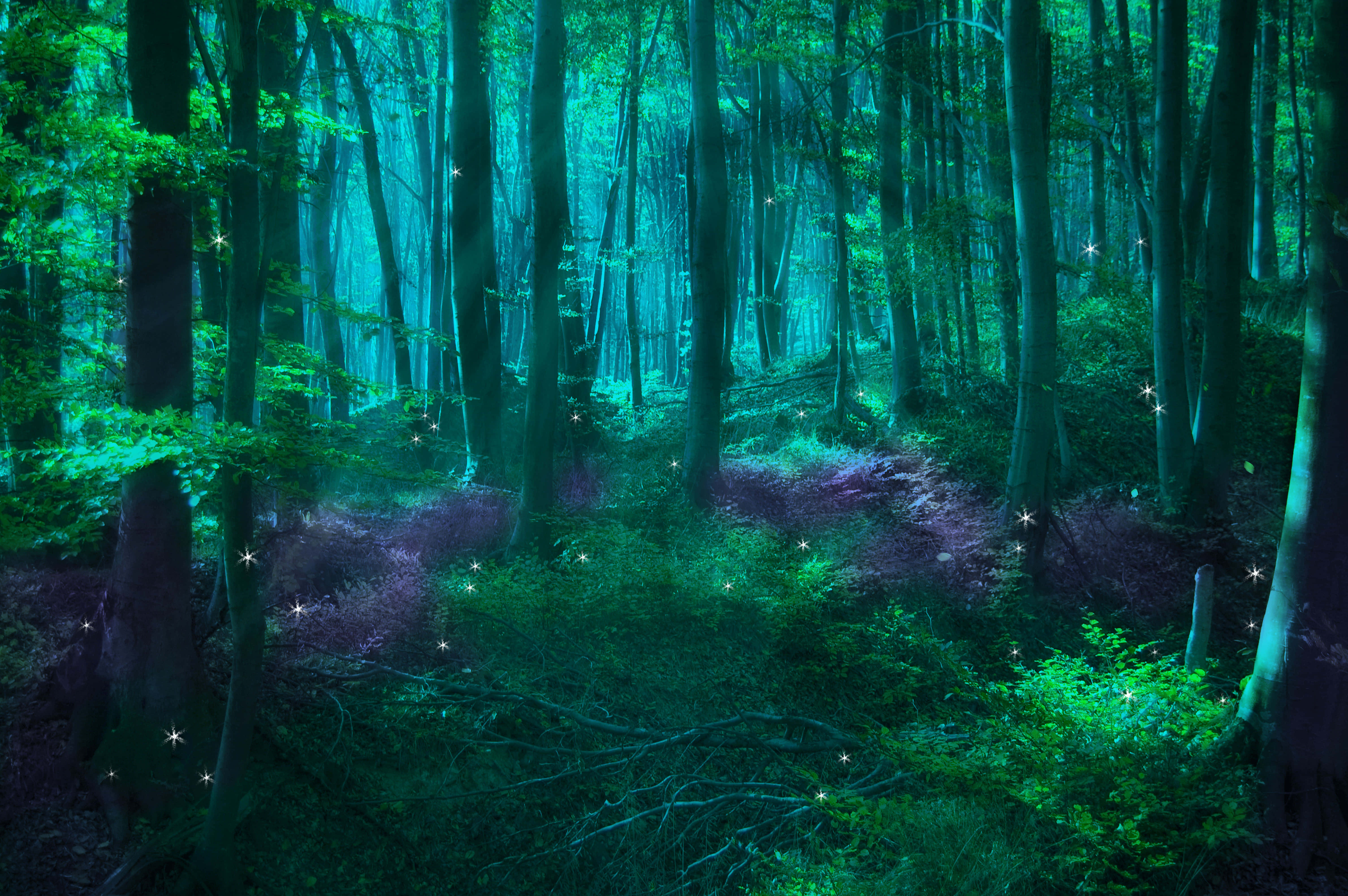 Green Forest 桌布 壁紙 — 一個神秘的森林沐浴在發光的青綠色光芒中，閃爍的粒子在高大的樹木和長滿苔蘚的地面上飄蕩。