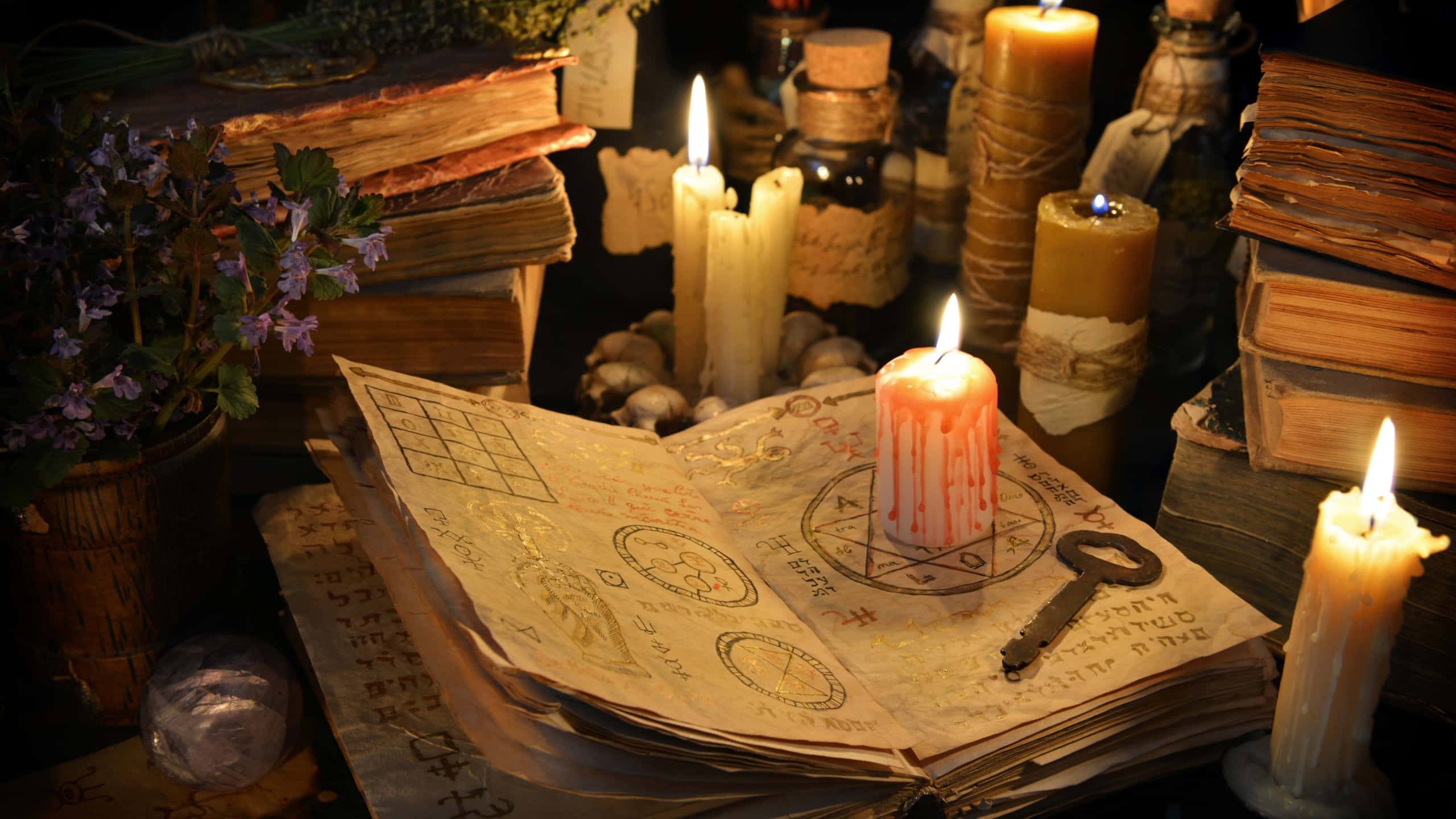 Grimoire 桌布 壁紙 — 一個神秘的燭光場景，有一本打開的魔法書、神秘符號，以及被草藥和藥水瓶包圍的成堆古籍。