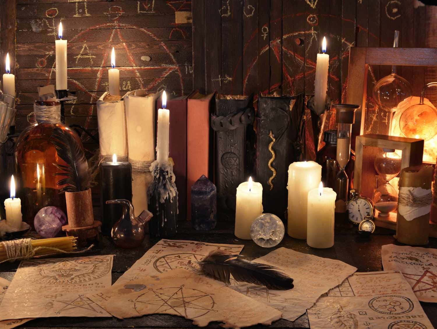 Grimoire 桌布 壁紙 — 一個神秘的玄學工作空間，由搖曳的蠟燭照亮，木牆上有神秘符號，散落著儀式用紙張。
