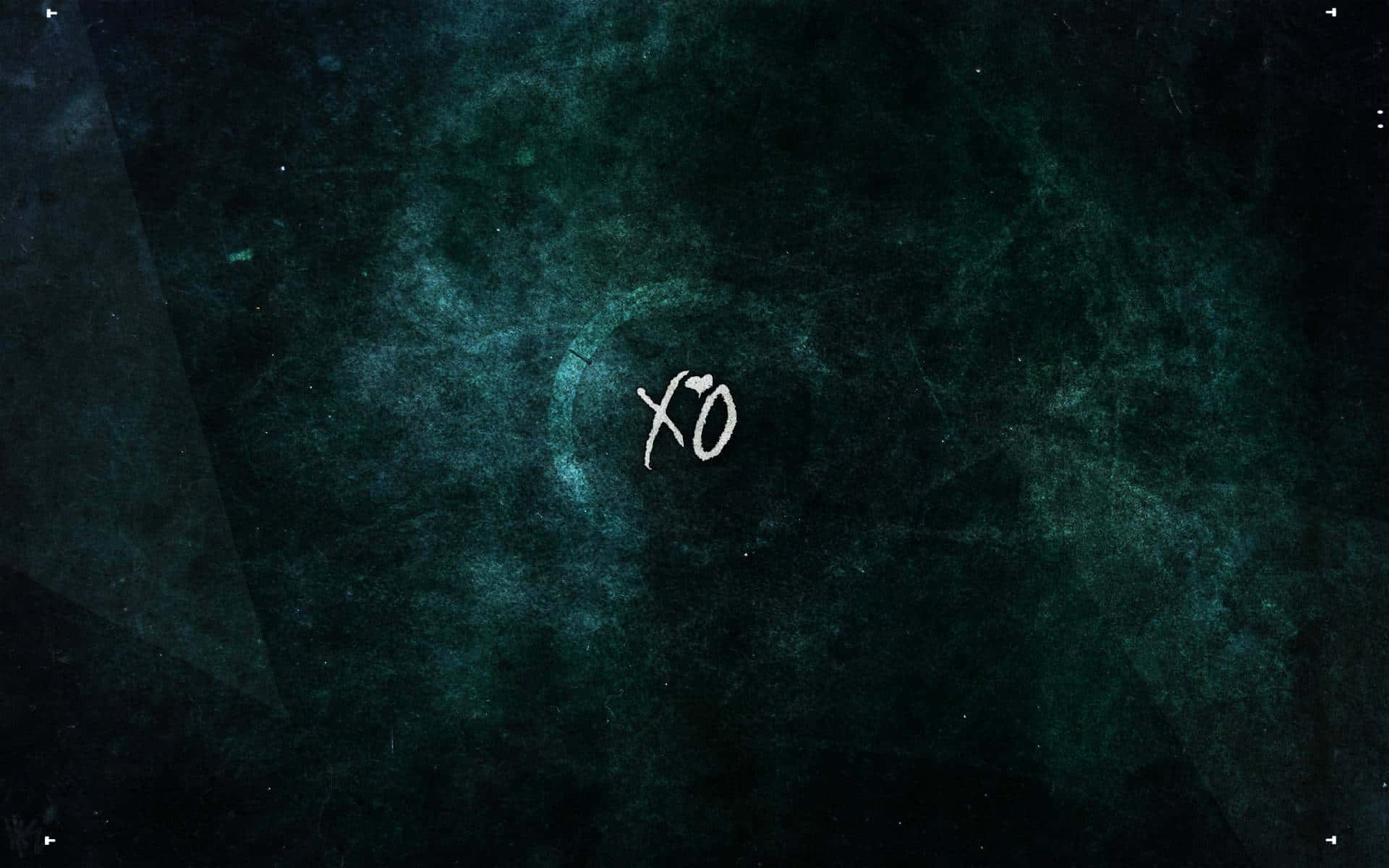 Ovoxo 桌布 壁紙 — 一個神秘的白色 XO 符號在帶有紋理的深藍綠色宇宙背景上微弱發光。