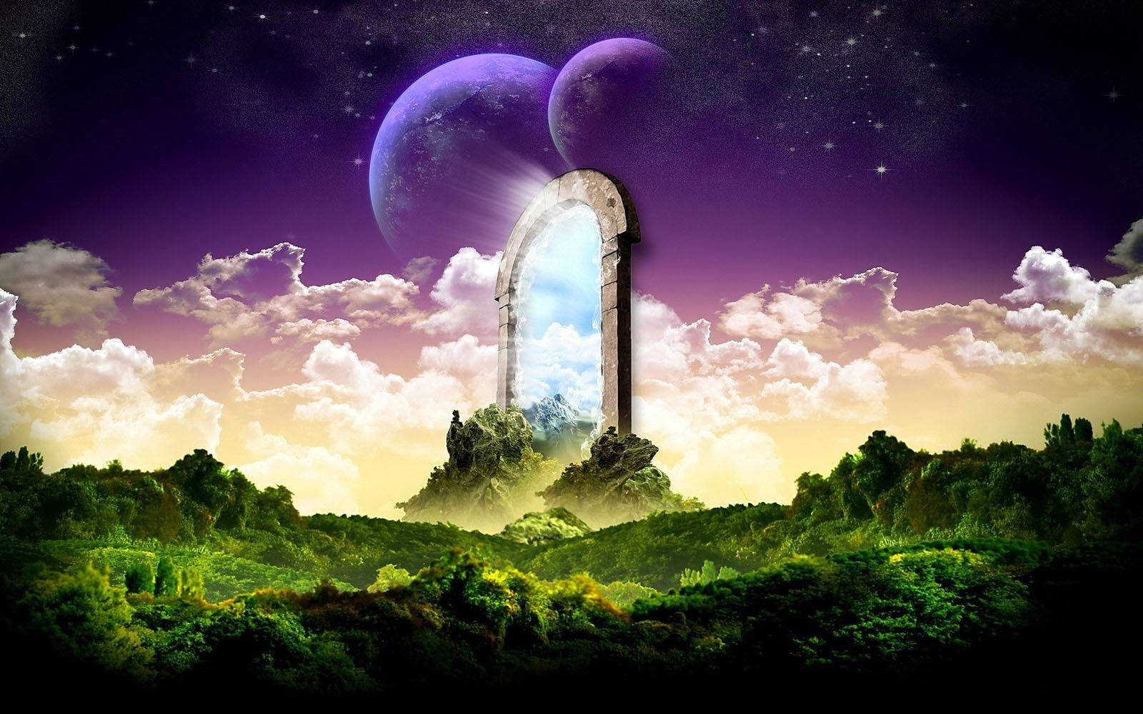 天堂 桌布 壁紙 — 一個神秘的石拱門矗立在鬱蔥的綠色山谷中，露出明亮的天空和遠處的山脈，下方是星光燦爛的紫色天空，有兩個發光的月亮。