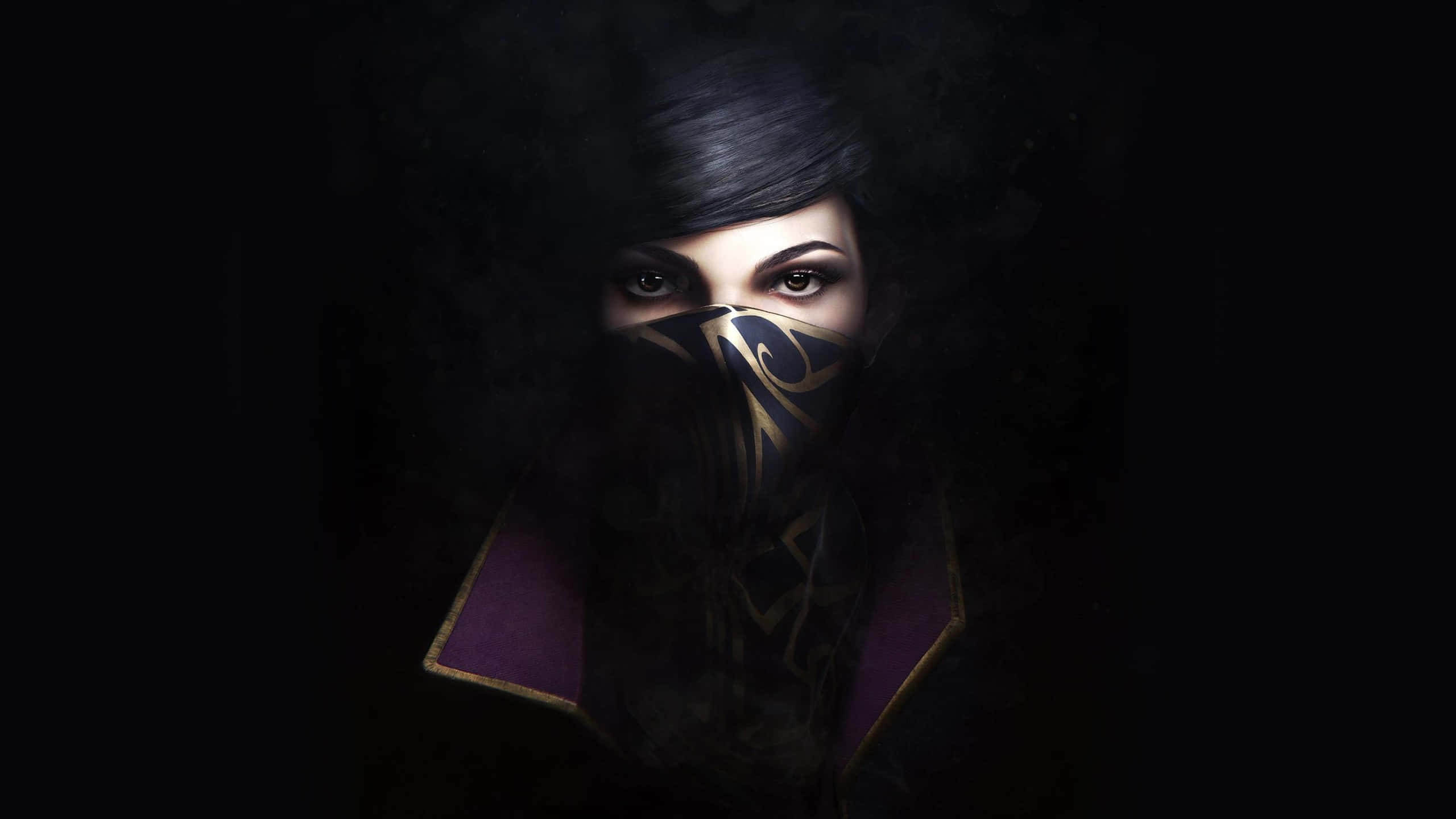 Dishonored 2 桌布 壁紙 — 一個神秘的面具人物，擁有發光的眼睛和華麗的紫色與金色服飾，從黑暗中出現。