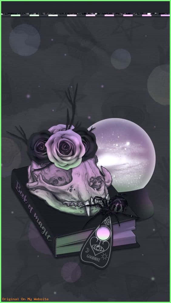 Witchy Phone 桌布 壁紙 — 一個神秘的頭骨，用玫瑰裝飾，放在一本魔法書上面，旁邊有一個發光的水晶球，背景是繁星點點的夜空。