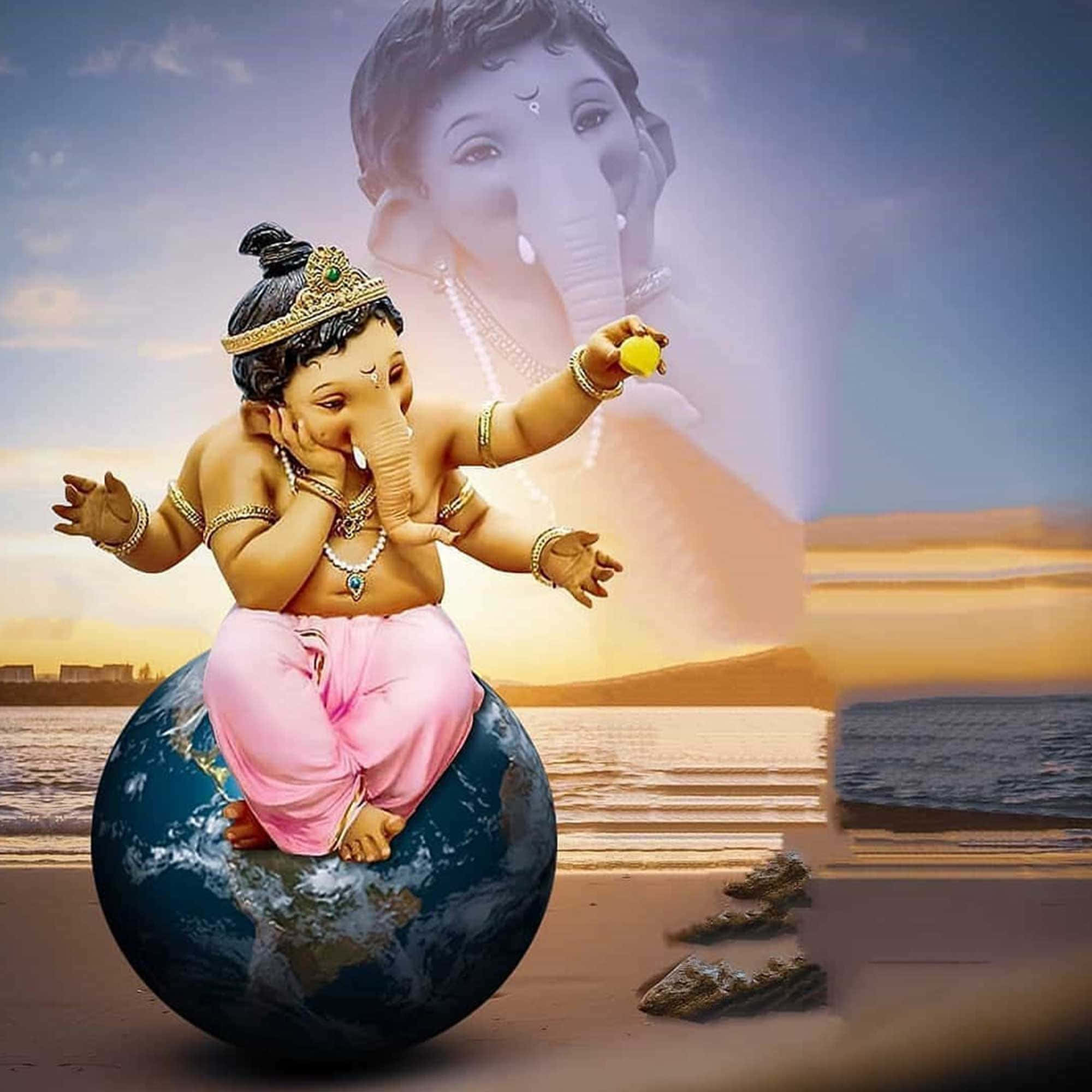 Ganesh Chaturthi 桌布 壁紙 — 一個神聖的嬰兒象神雕像坐在沙灘上的地球儀上，背後有一個半透明的成年象神漂浮在夕陽天空前。