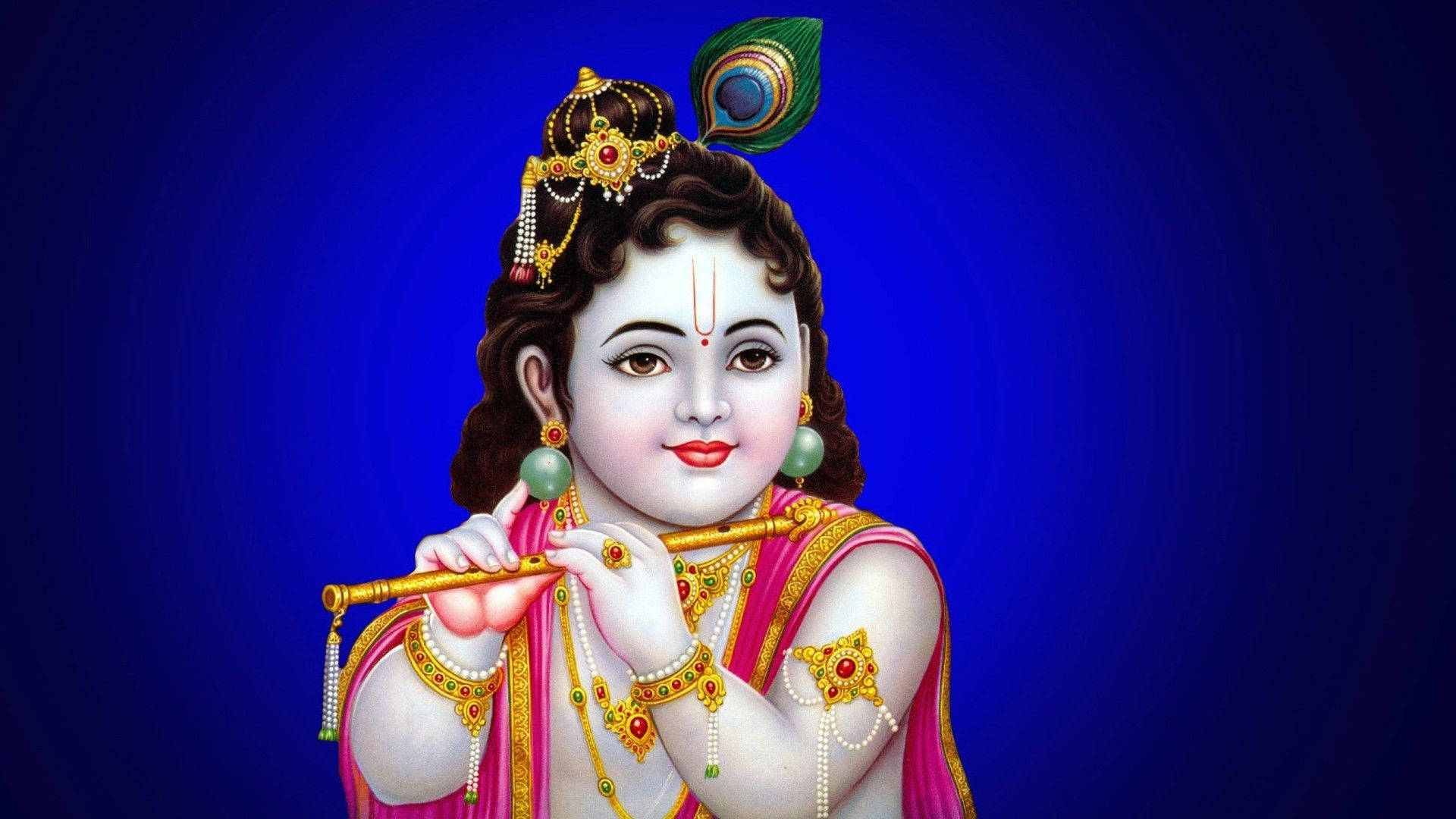 Krishna Desktop 桌布 壁紙 — 一個神聖的孩子，深色捲髮，戴著孔雀羽毛冠冕，在深藍色背景上吹奏金色長笛。