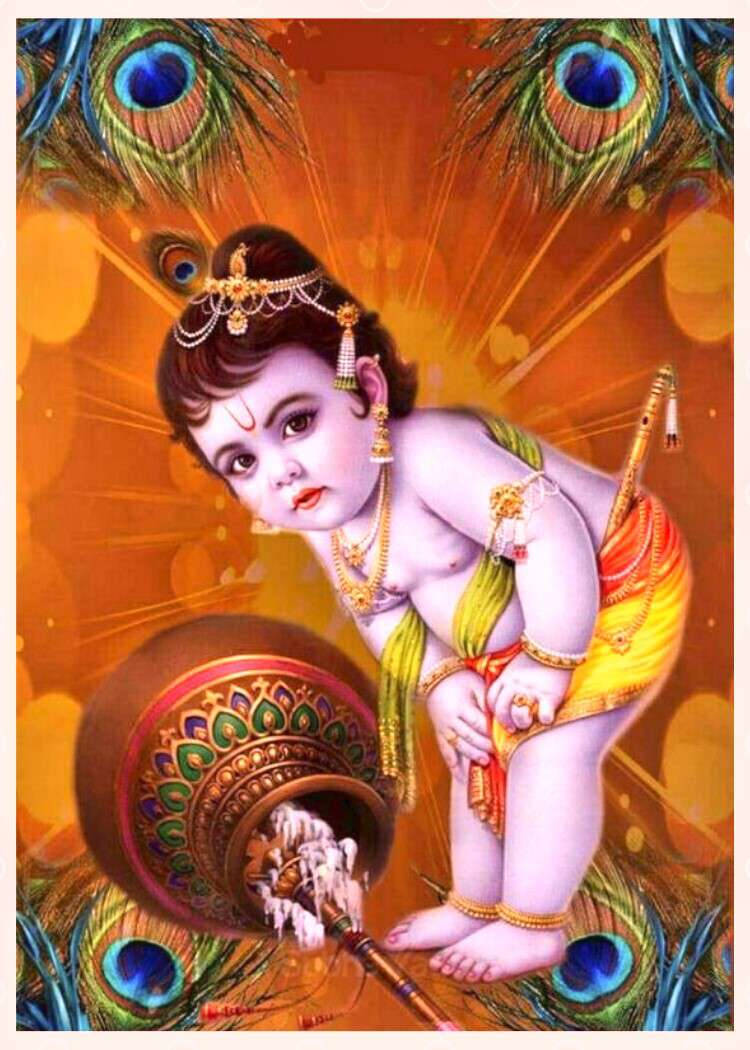 krishna ji 桌布 壁紙 — 一個神聖的孩子，身上有孔雀羽毛和金飾，頑皮地從一個裝飾的罐子裡灑出牛奶，背景是明亮的橙色。
