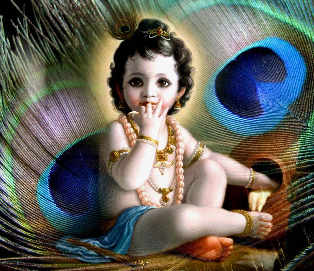 cute krishna 桌布 壁紙 — 一個神聖的孩子佩戴著黃金首飾，寧靜地坐在閃耀的孔雀羽毛中，羽毛上有虹彩般的藍色眼睛。