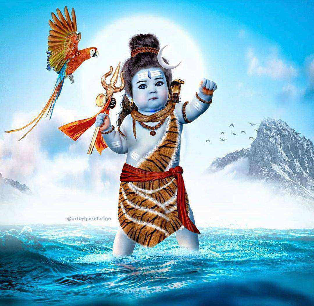 bhole baba 桌布 壁紙 — 一個神聖的孩子站在充滿活力的藍色海浪中，手持三叉戟，一隻色彩繽紛的鸚鵡在他旁邊飛翔，背景是山巒天空。