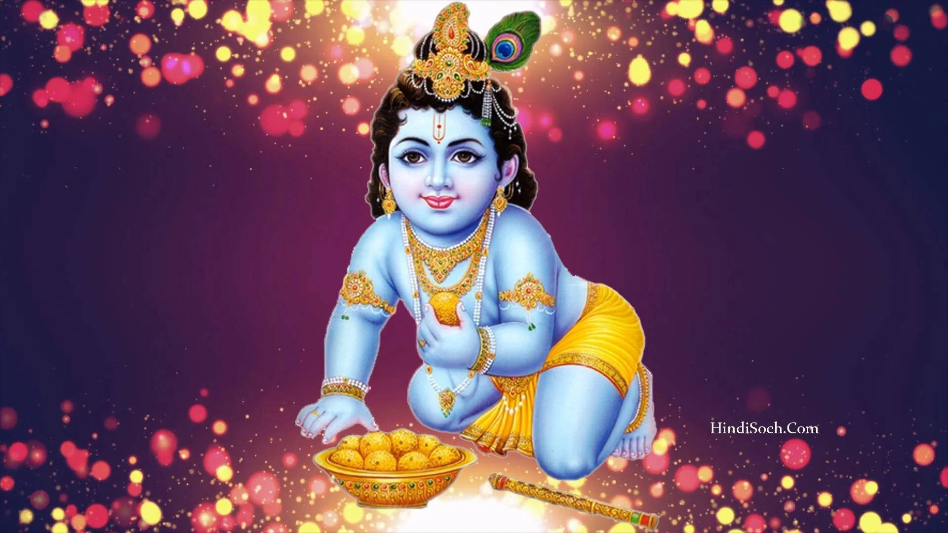 krishna ji 桌布 壁紙 — 一個神聖的藍色小孩戴著金色飾物，坐在閃爍的紫色和金色散景背景前，拿著一碗糖果。
