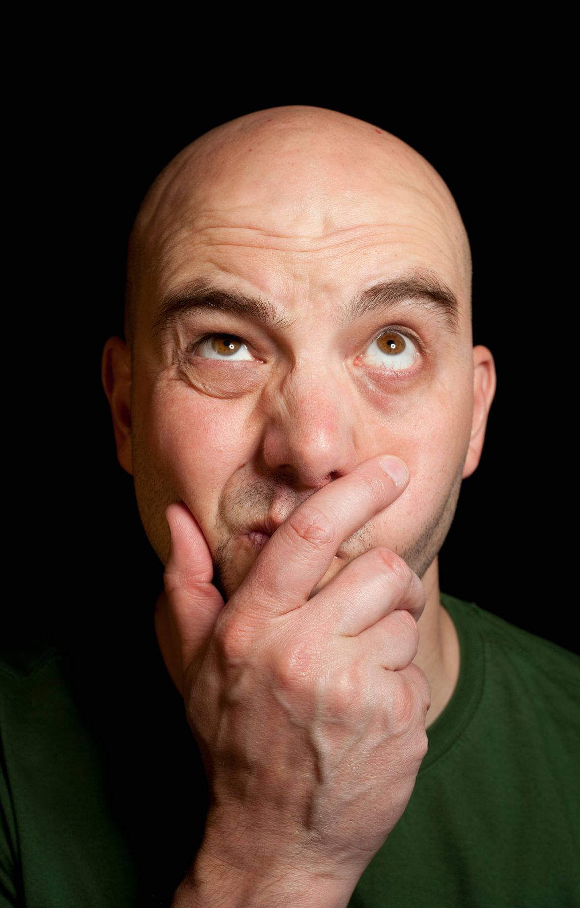 Thinking 桌布 壁紙 — 一個禿頭、棕色眼睛的男人，在黑色背景下，托著下巴若有所思地向上看。