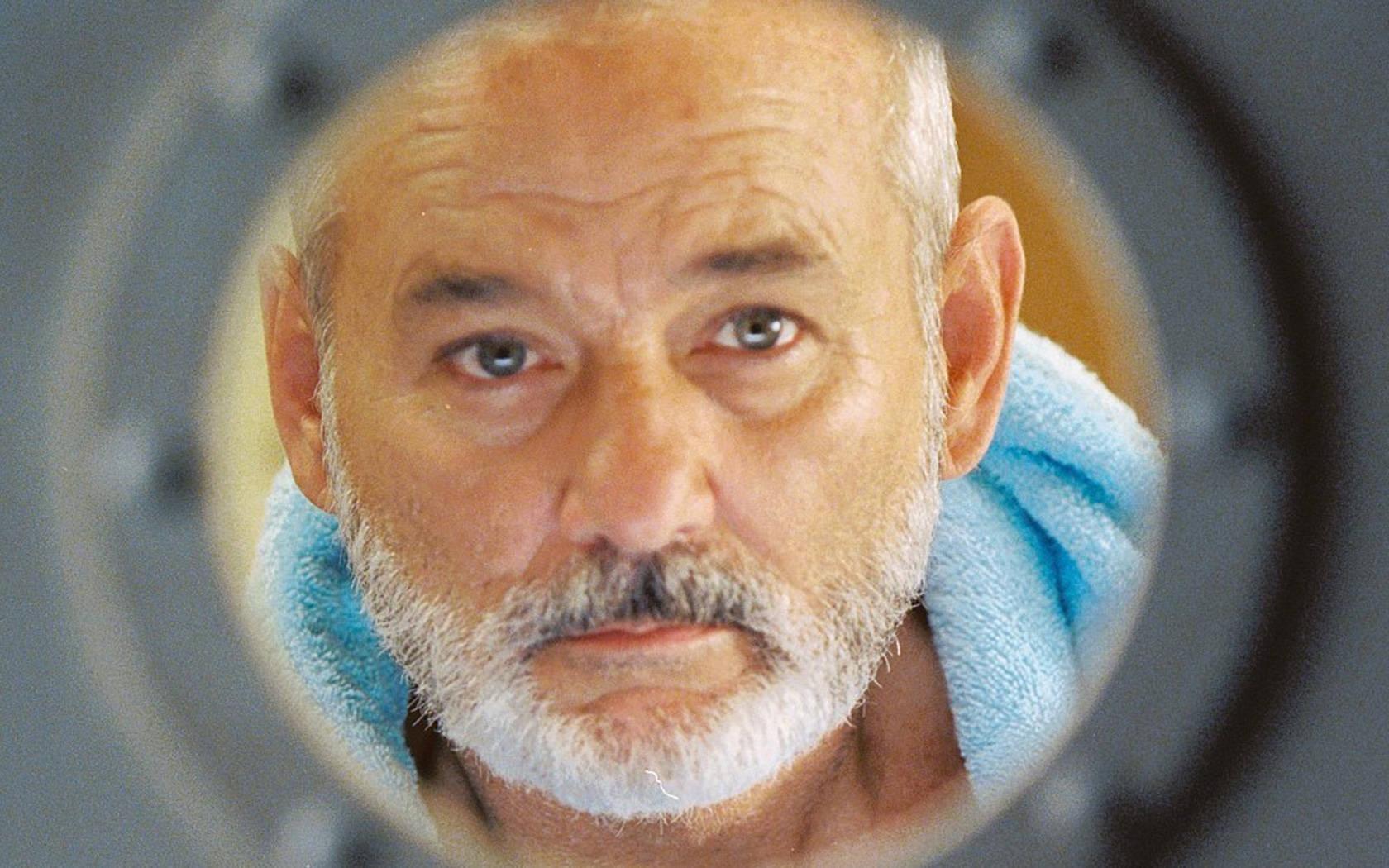 actor 桌布 壁紙 — 一個禿頭白鬍鬚男人的特寫，他正專注地透過圓形舷窗往外看。