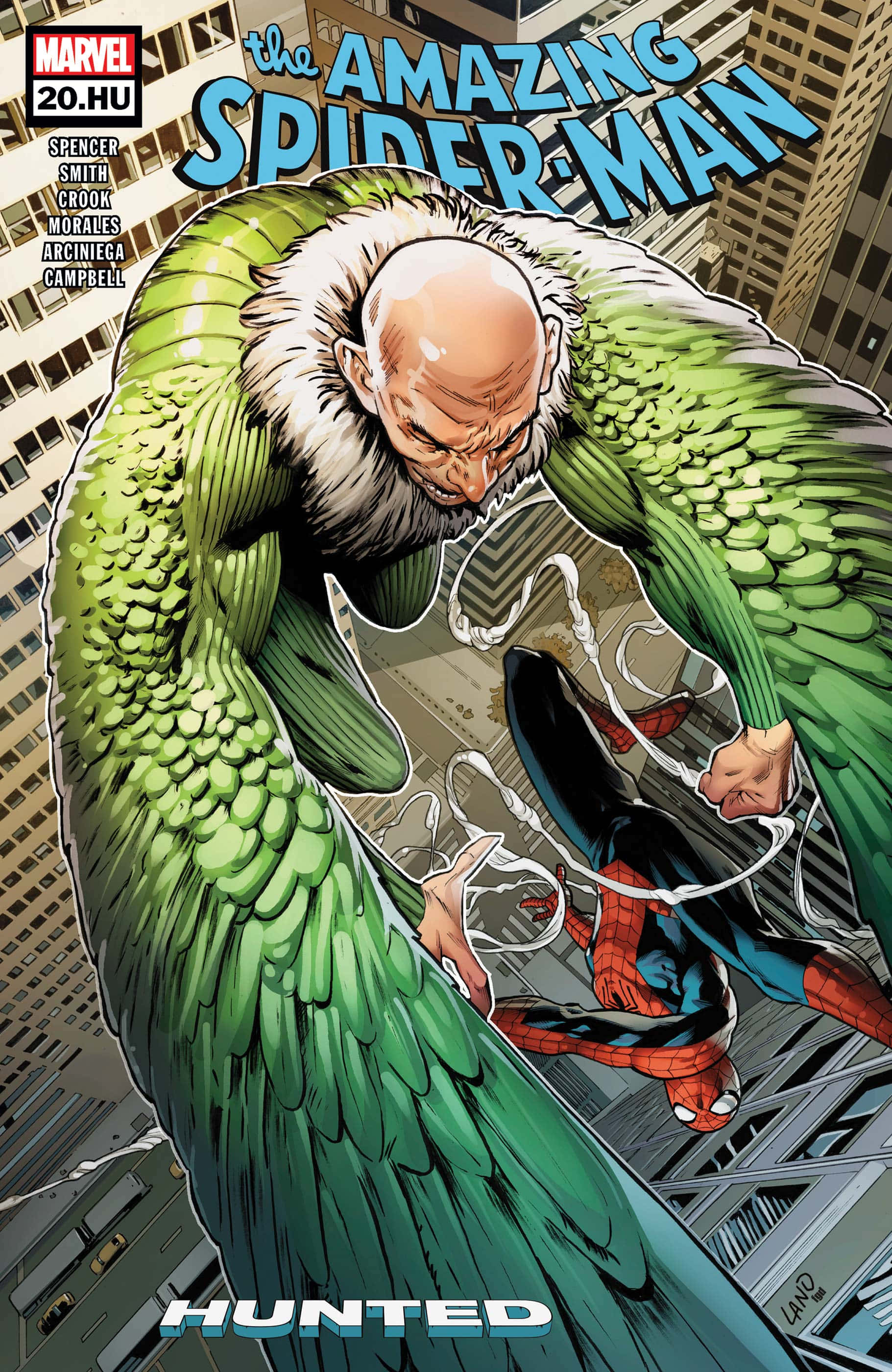 The Vulture 桌布 壁紙 — 一個禿頭綠色皮膚的惡棍，長著羽毛翅膀，在城市景觀中籠罩著蜘蛛人，蛛網在半空中纏住了他。