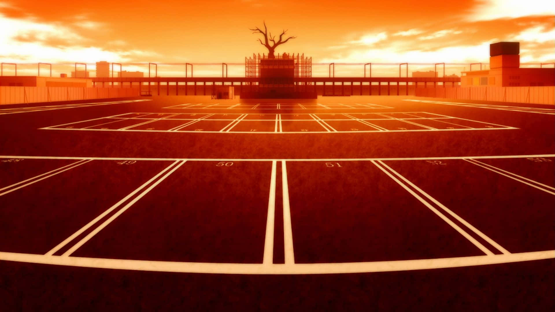 Monogatari 桌布 壁紙 — 一個空無一人的網球場，沐浴在熾熱的橙色夕陽光中，遠處盡頭有一棵孤獨的禿樹剪影。