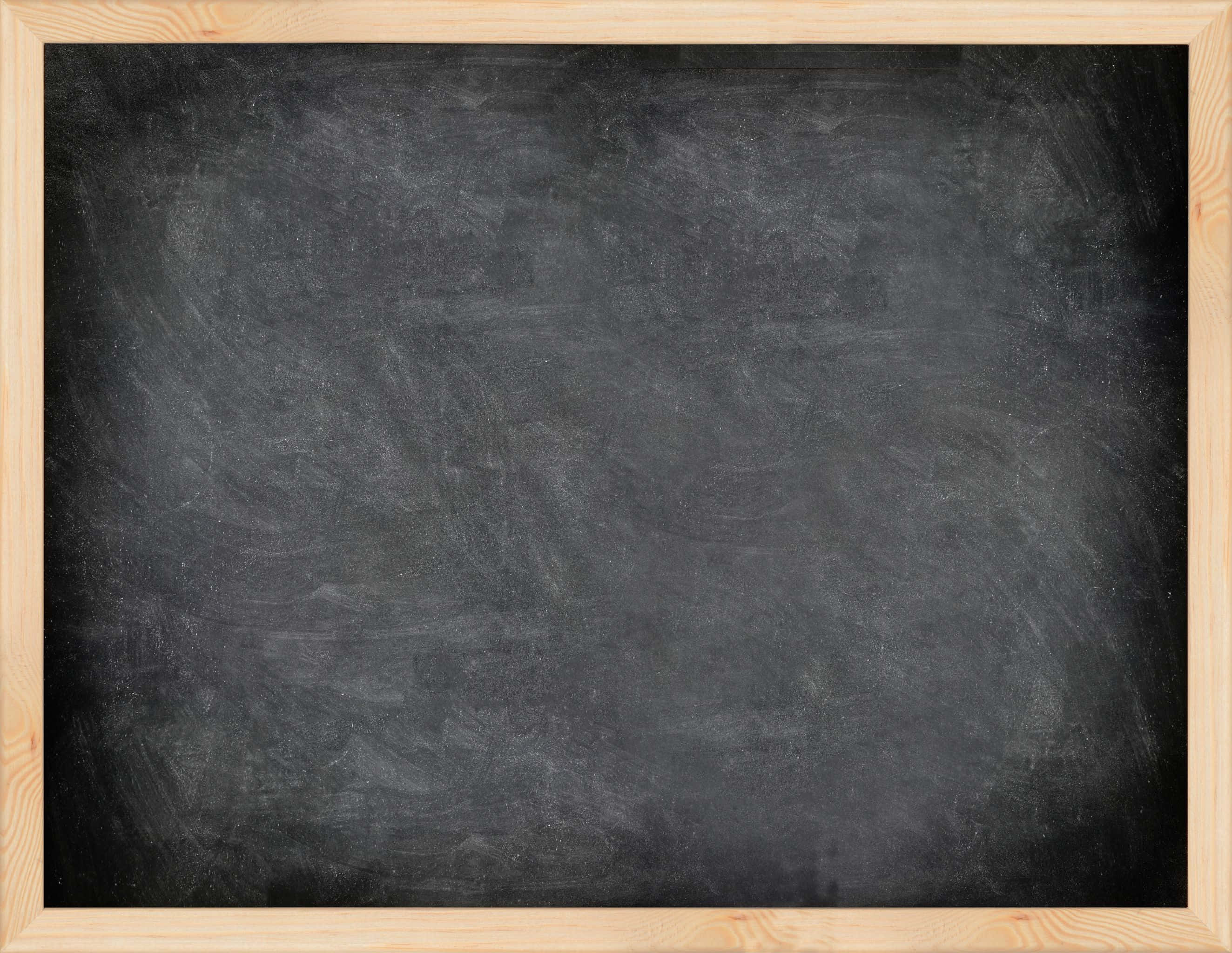 Board 桌布 壁紙 — 一個空白黑板，帶有污跡的灰色表面，鑲嵌在淺色木框中。