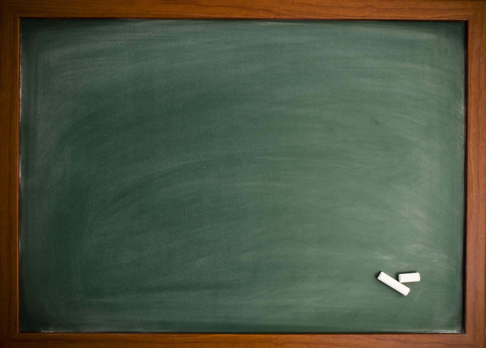 Blackboard 桌布 壁紙 — 一個空的綠色黑板，帶有木框，右下角有兩支白色粉筆。