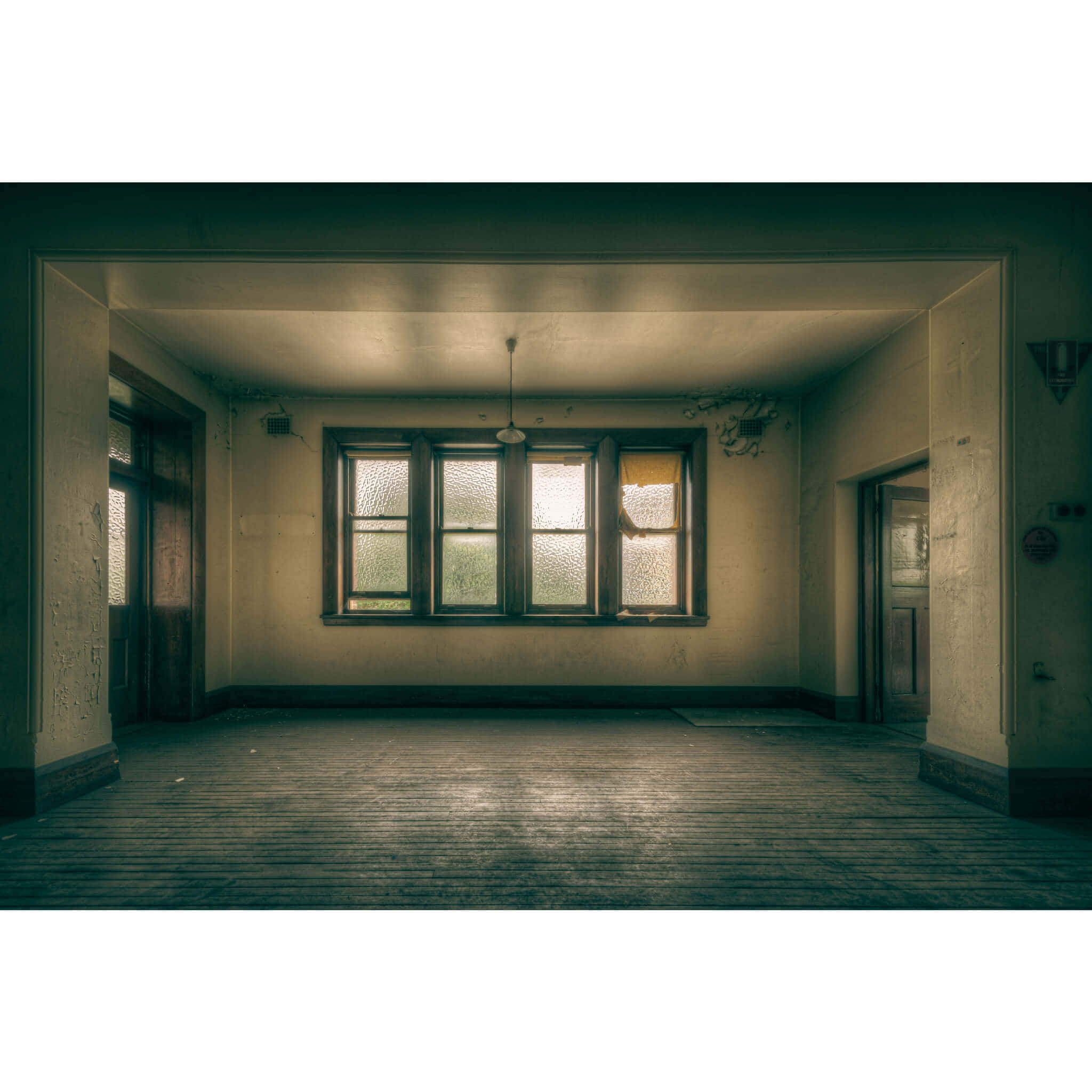 Empty Room 桌布 壁紙 — 一個空置的廢棄房間，鋪有木地板，並有一扇大窗戶讓柔和光線照入。