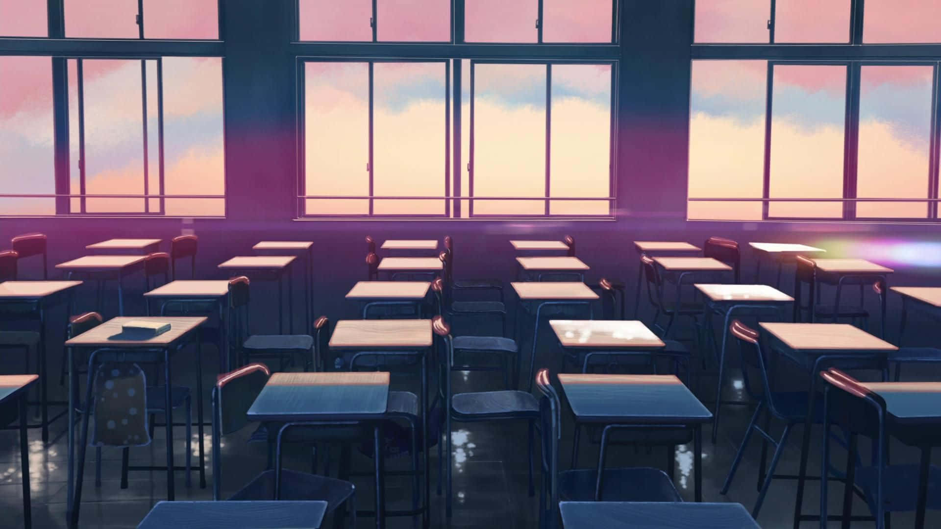 Anime Classroom 桌布 壁紙 — 一個空蕩蕩的教室，一排排書桌沐浴在從大窗戶射進來的柔和粉紅色和紫色日落光中。