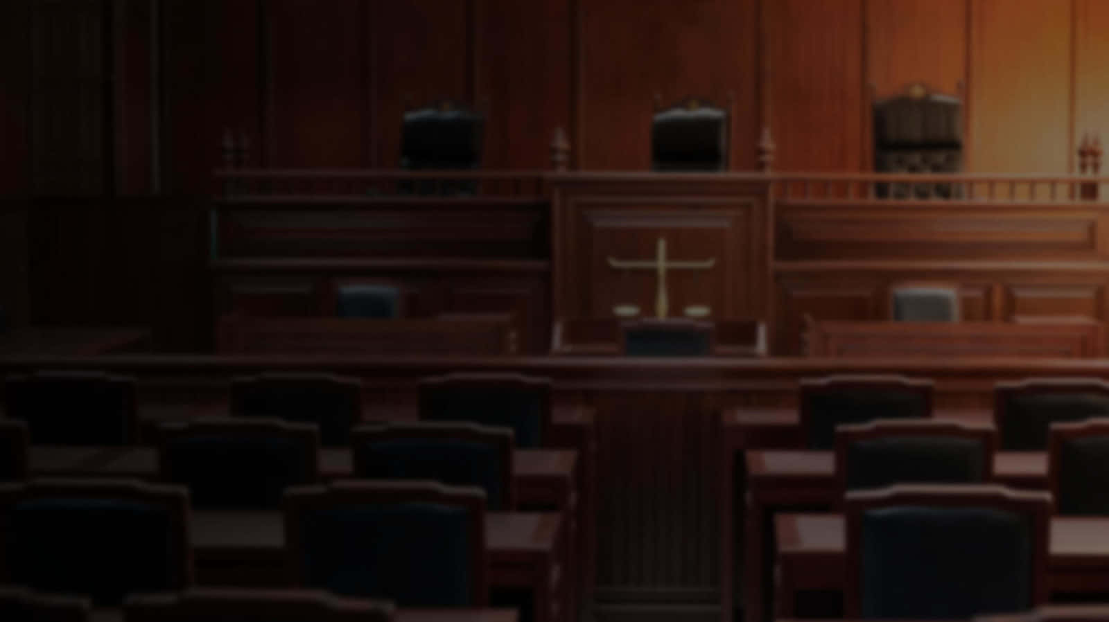 Court 桌布 壁紙 — 一個空蕩蕩的法庭，有木製長椅和法官席，在溫暖的環境燈光下。