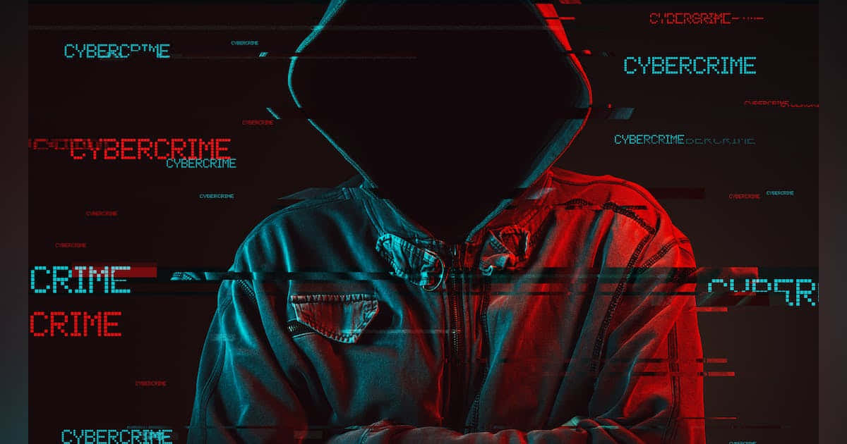 Glitch Effect 桌布 壁紙 — 一個穿外套的戴帽人物站在充滿紅色和藍色故障效果網路犯罪文字的黑暗數位背景前。