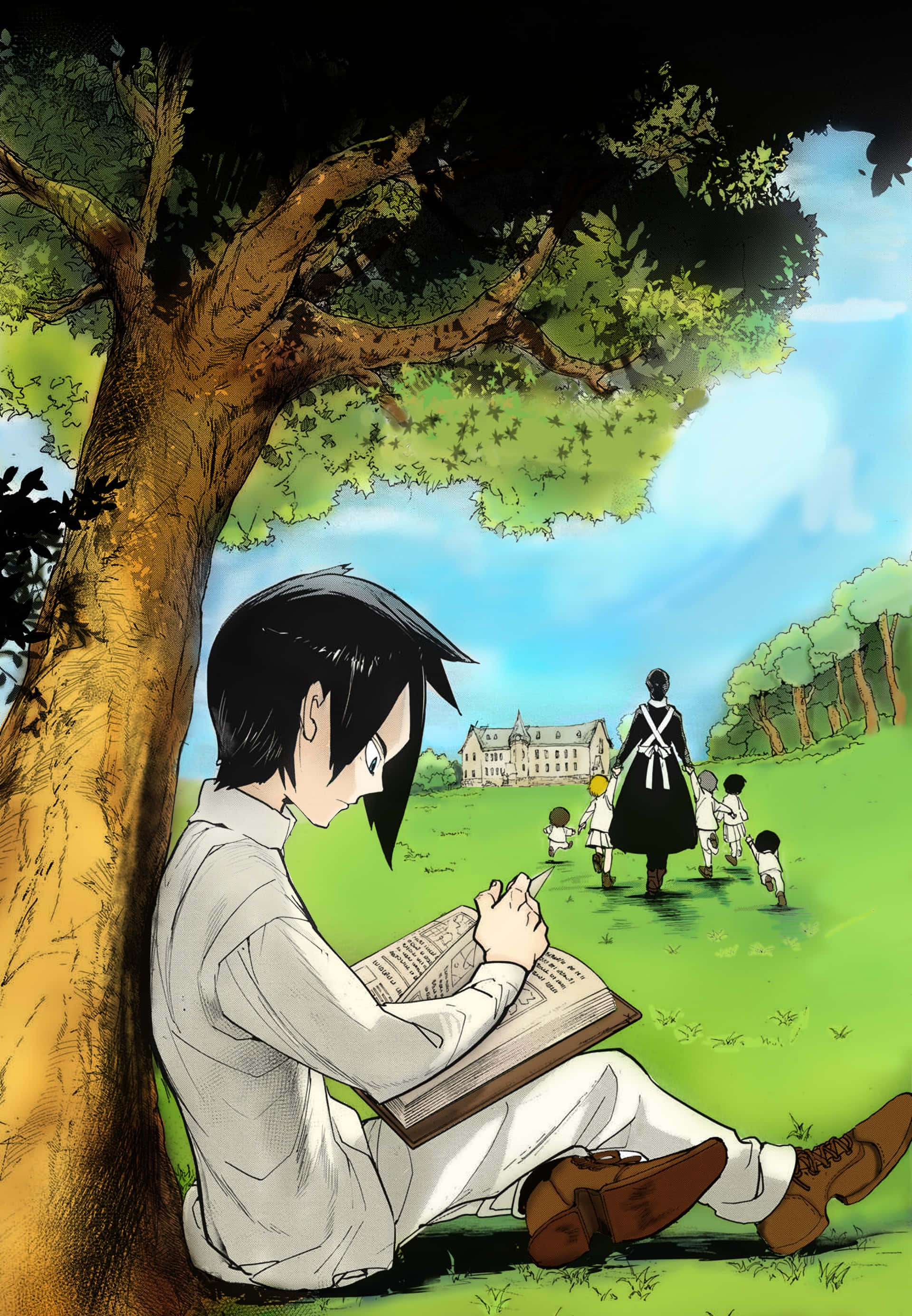 The Promised Neverland Ray 桌布 壁紙 — 一個穿白衣的小男孩坐在大樹下閱讀，而一名女子和小孩正走向遠處的豪宅。