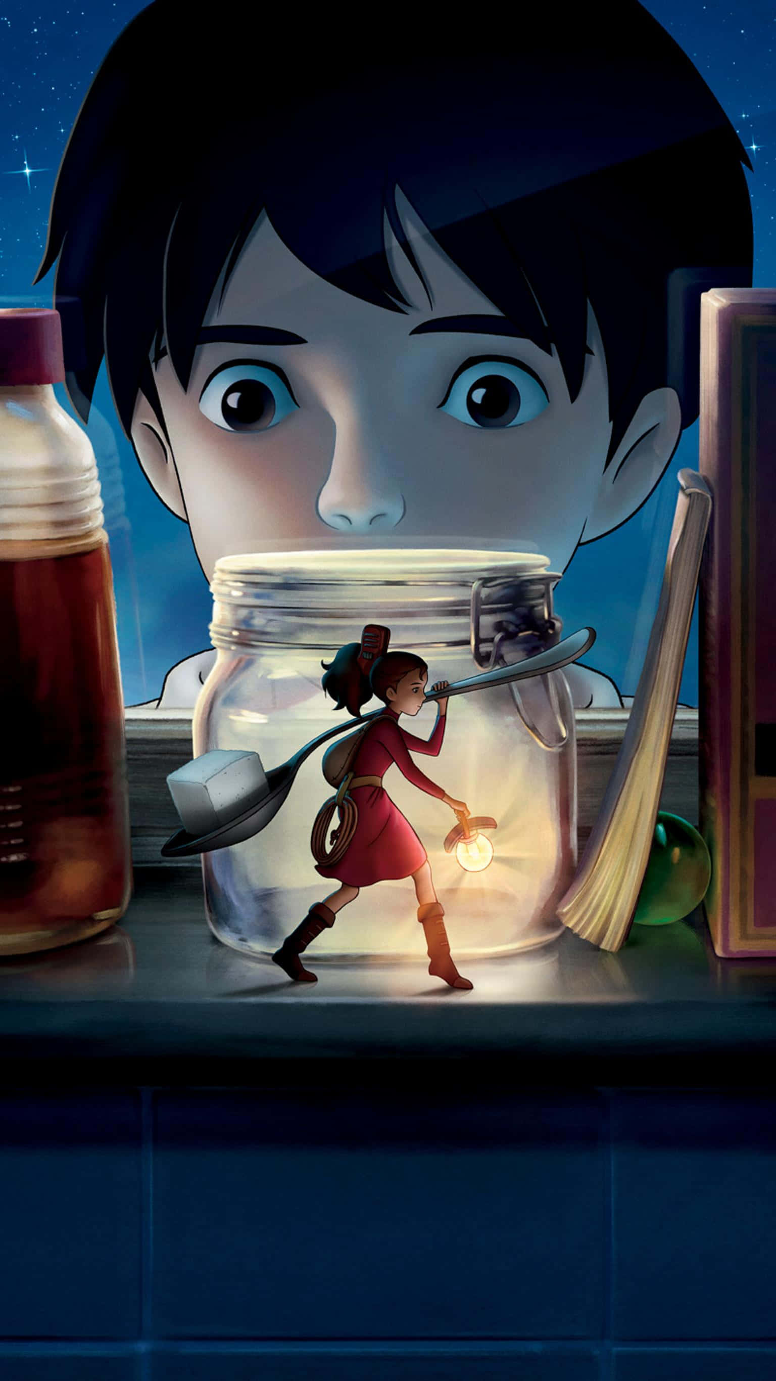 The Secret World Of Arrietty 桌布 壁紙 — 一個穿紅色衣服的小女孩在架子上發光的罐子裡奔跑，而一個巨大的男孩在繁星點點的夜空下從後面睜大眼睛看著。