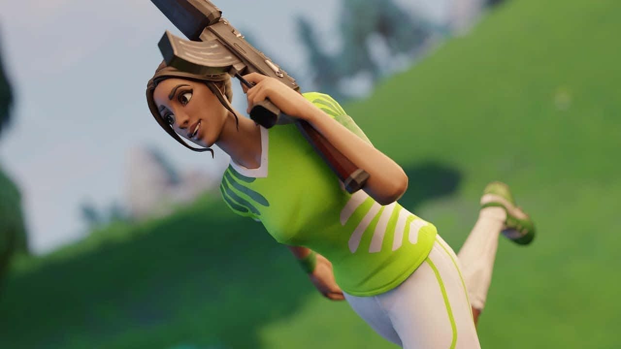 桌布 壁紙 — 一個穿著亮綠色服裝的Fortnite角色，在模糊的草坡上自信地微笑著瞄準步槍。