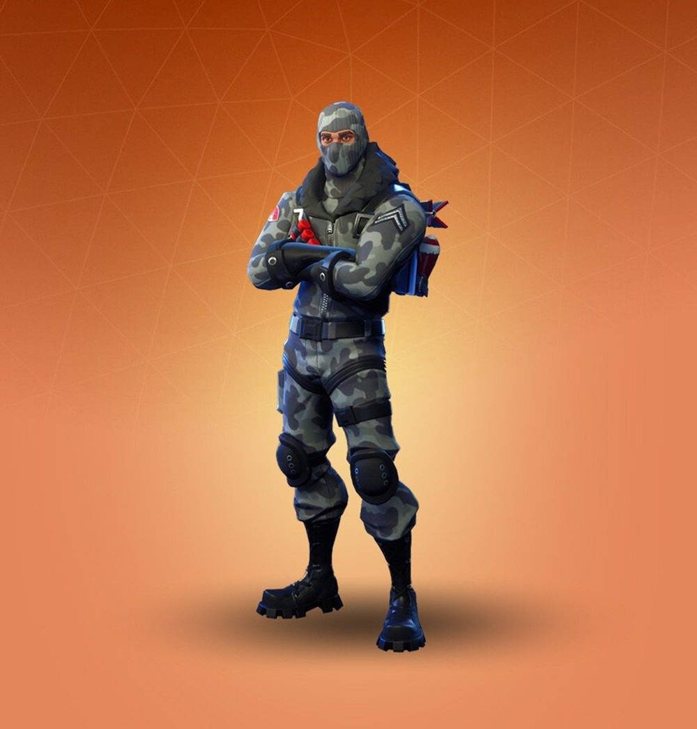 Fortnite 桌布 壁紙 — 一個穿著全套迷彩裝備的Fortnite角色，在溫暖的橙色漸變背景前自信地交叉雙臂站立。
