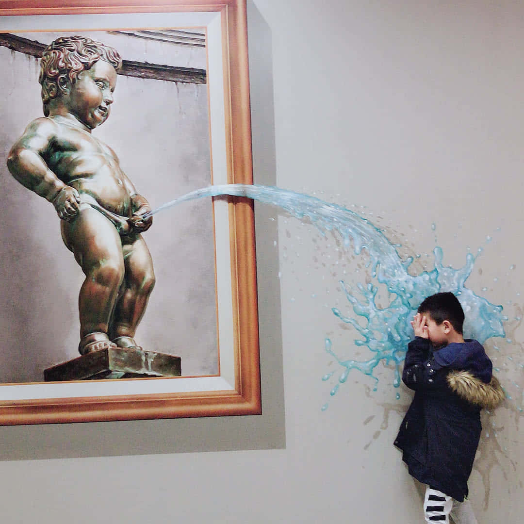 3D 桌布 壁紙 — 一個穿著冬季外套的孩子頑皮地躲避一幅巨大的青銅雕像噴水的畫框畫作。