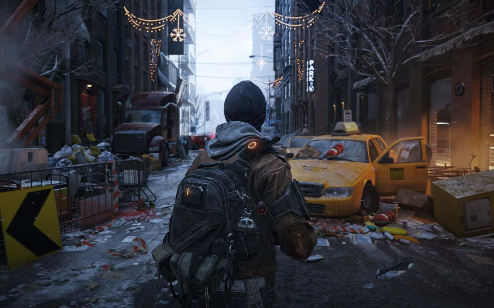 games 桌布 壁紙 — 一個穿著冬季裝備的孤獨身影，在積雪的都市街道上走過一輛損壞的黃色計程車和節日燈飾。