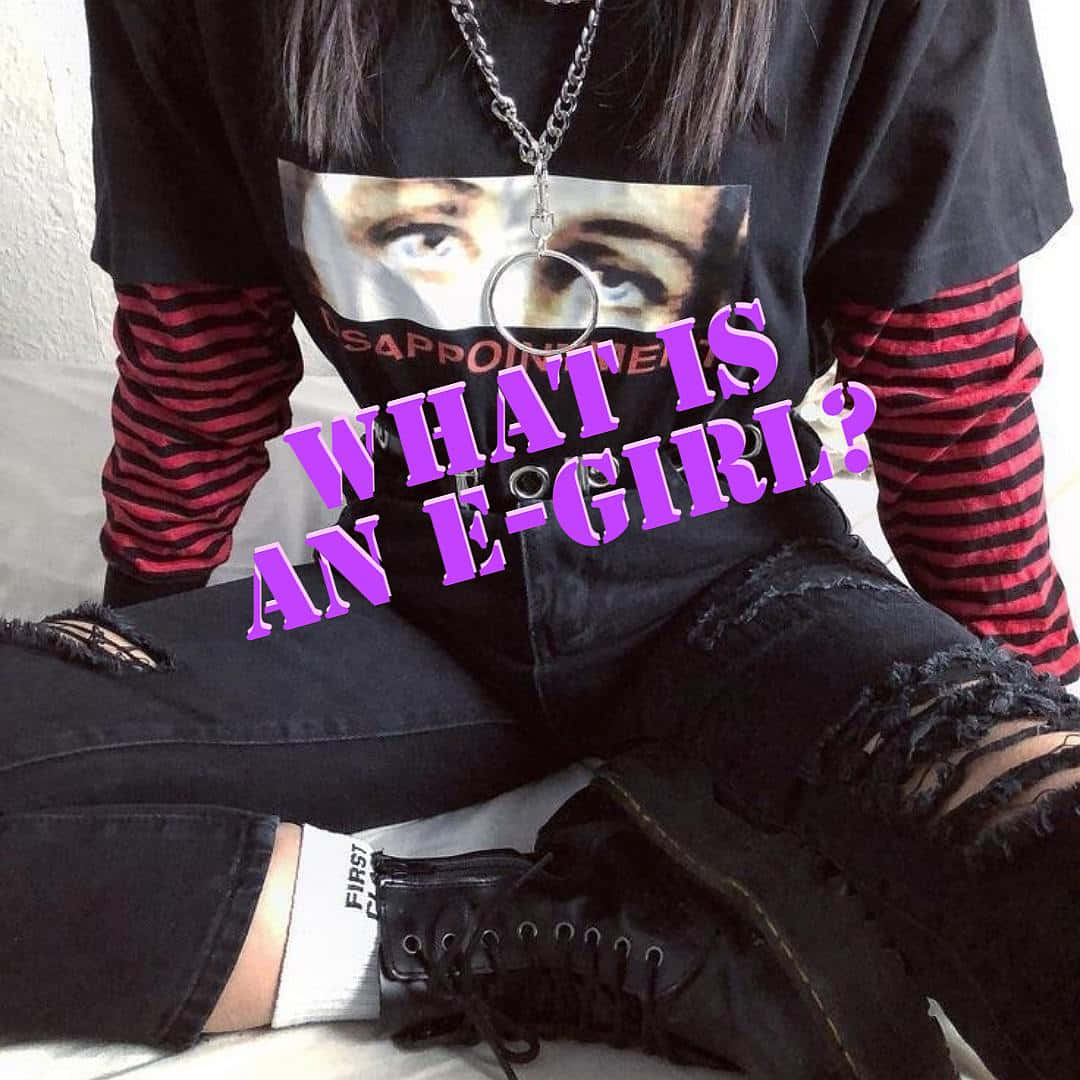 emo 美學 桌布 壁紙 — 一個穿著前衛街頭服飾、破洞牛仔褲和圖案T恤的人盤腿而坐，上面覆蓋著粗體紫色文字問「什麼是E-GIRL？」