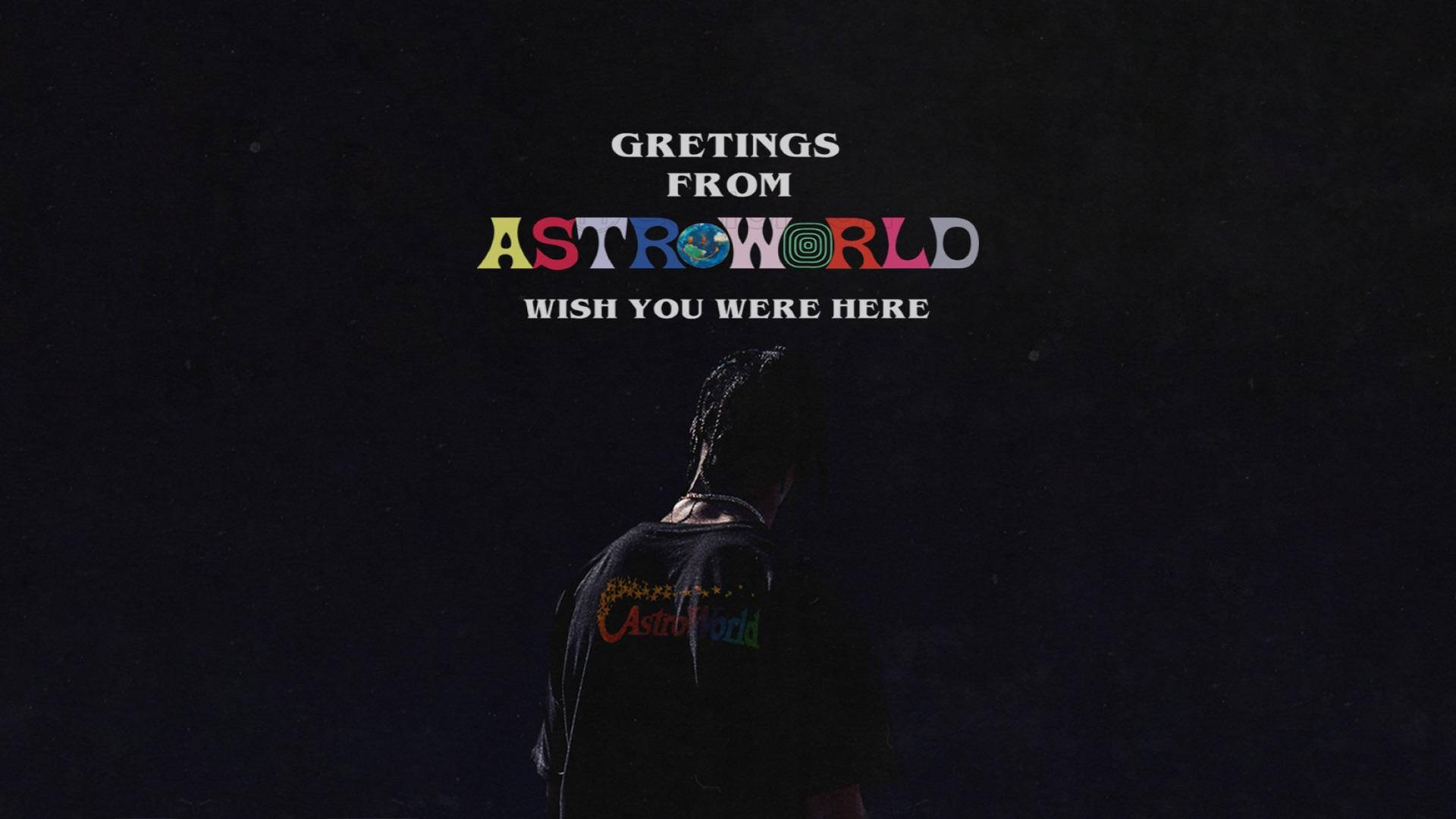 Astroworld 桌布 壁紙 — 一個穿著印有'Astroworld'標誌黑色T恤的人背向觀眾，站在黑暗的天空下，上方有色彩繽紛的'Greetings from Astroworld'文字。