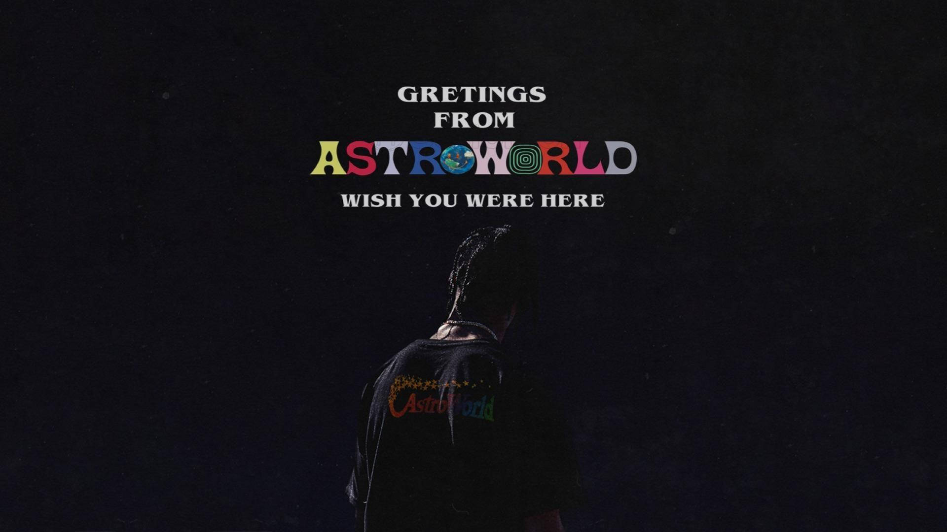 Travis Scott Astroworld 桌布 壁紙 — 一個穿著印有「Astroworld」標誌黑色T恤的人，背向觀眾站在黑暗天空下，上方有色彩繽紛的「Greetings from Astroworld」文字。