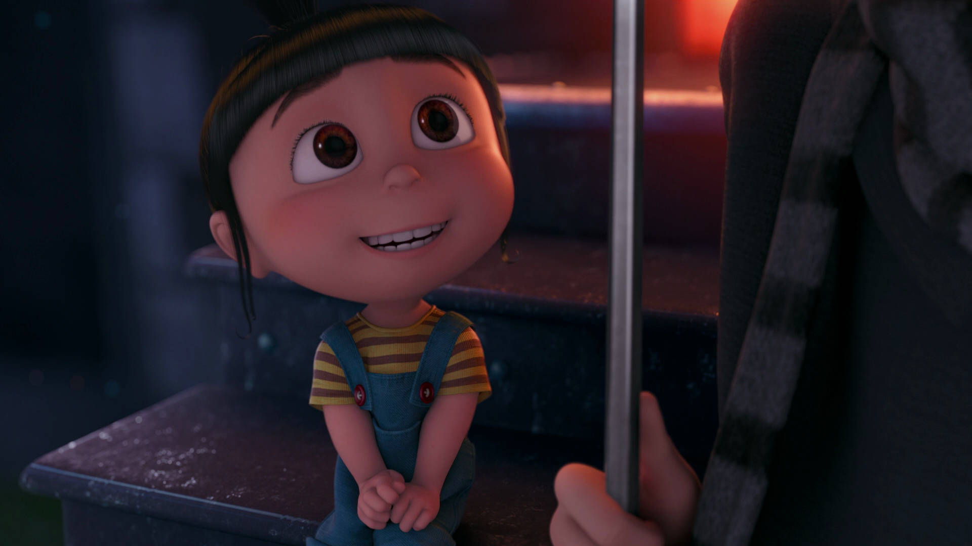 Despicable Me 2 桌布 壁紙 — 一個穿著吊帶褲的開心動畫女孩，坐在一個拿著桿子的成人旁邊的台階上，露出燦爛的笑容。