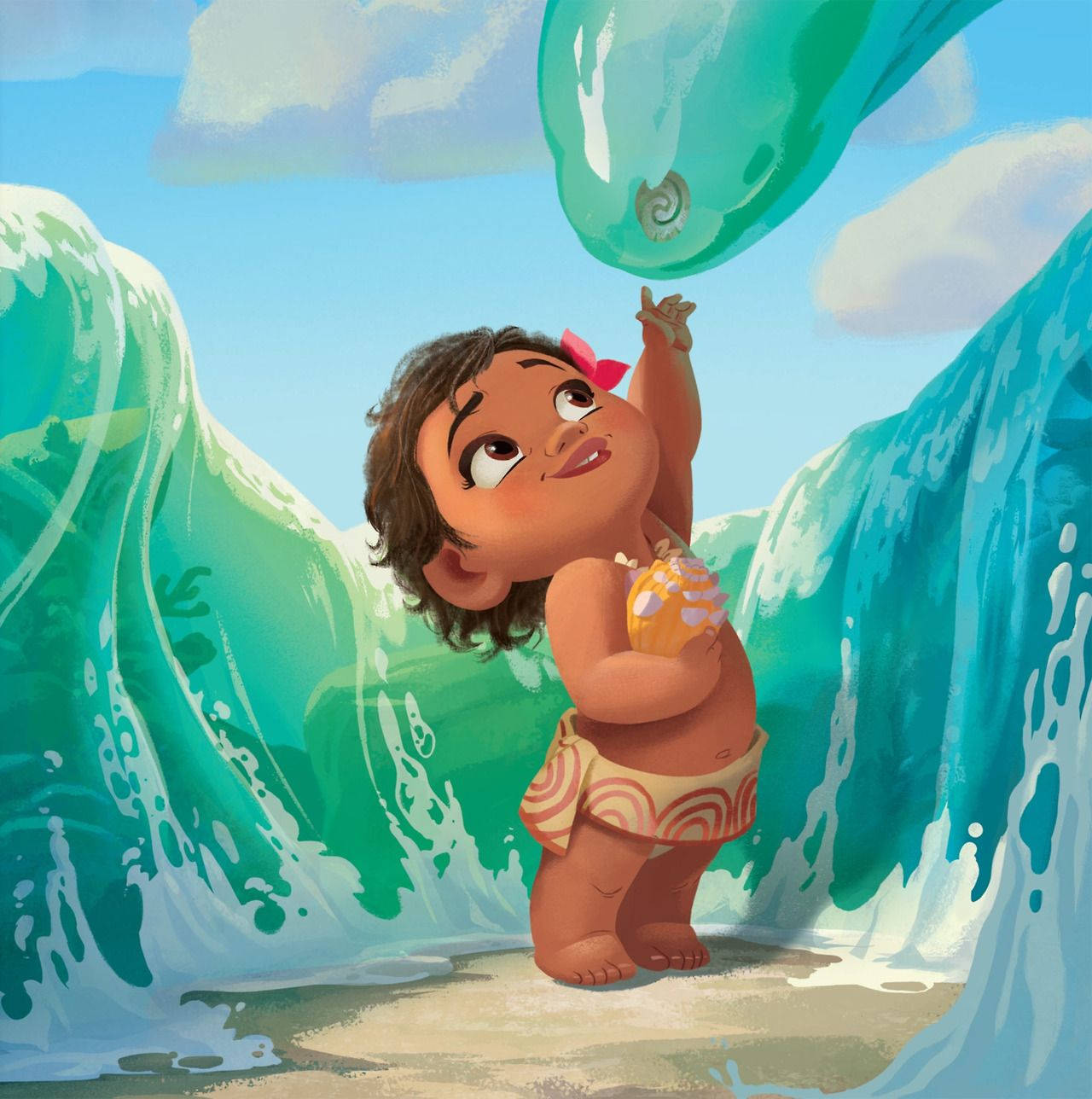 Baby Moana 桌布 壁紙 — 一個穿著圖案裙的小女孩伸手觸摸一隻巨大的綠色發光海洋生物，它從碧綠色的海浪中浮現，背景是明亮的藍天。