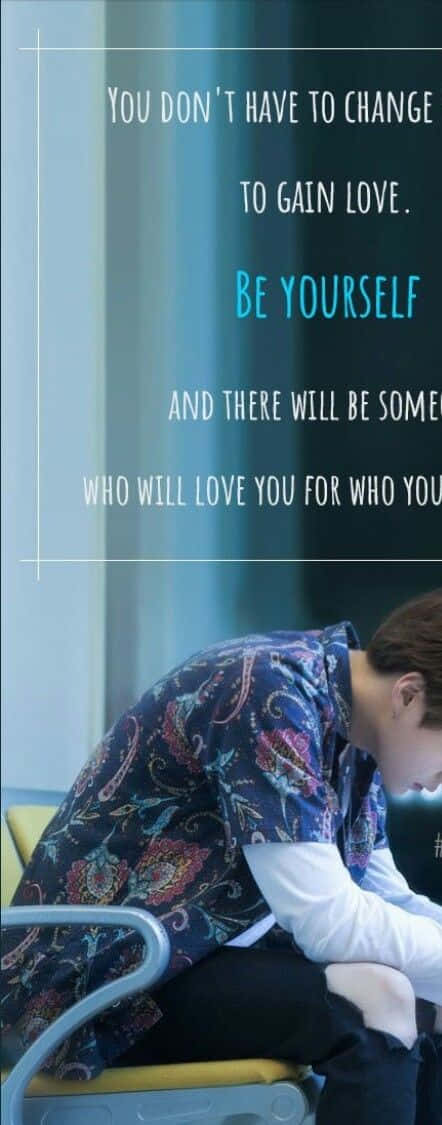 Bts Inspirational 桌布 壁紙 — 一個穿著圖案襯衫的人癱坐在椅子上，低著頭，下方是關於愛自己的勵志文字。
