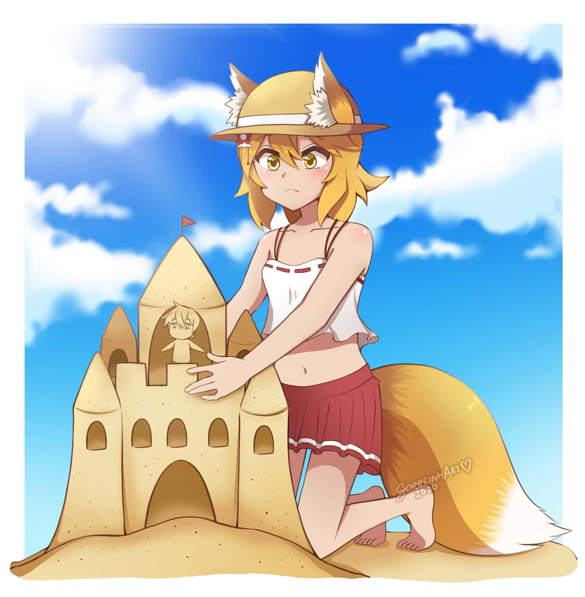 Sand Art 桌布 壁紙 — 一個穿著夏季服裝的狐耳動漫女孩跪在一個精緻的沙堡旁邊，背景是明亮的藍天和蓬鬆的雲朵。