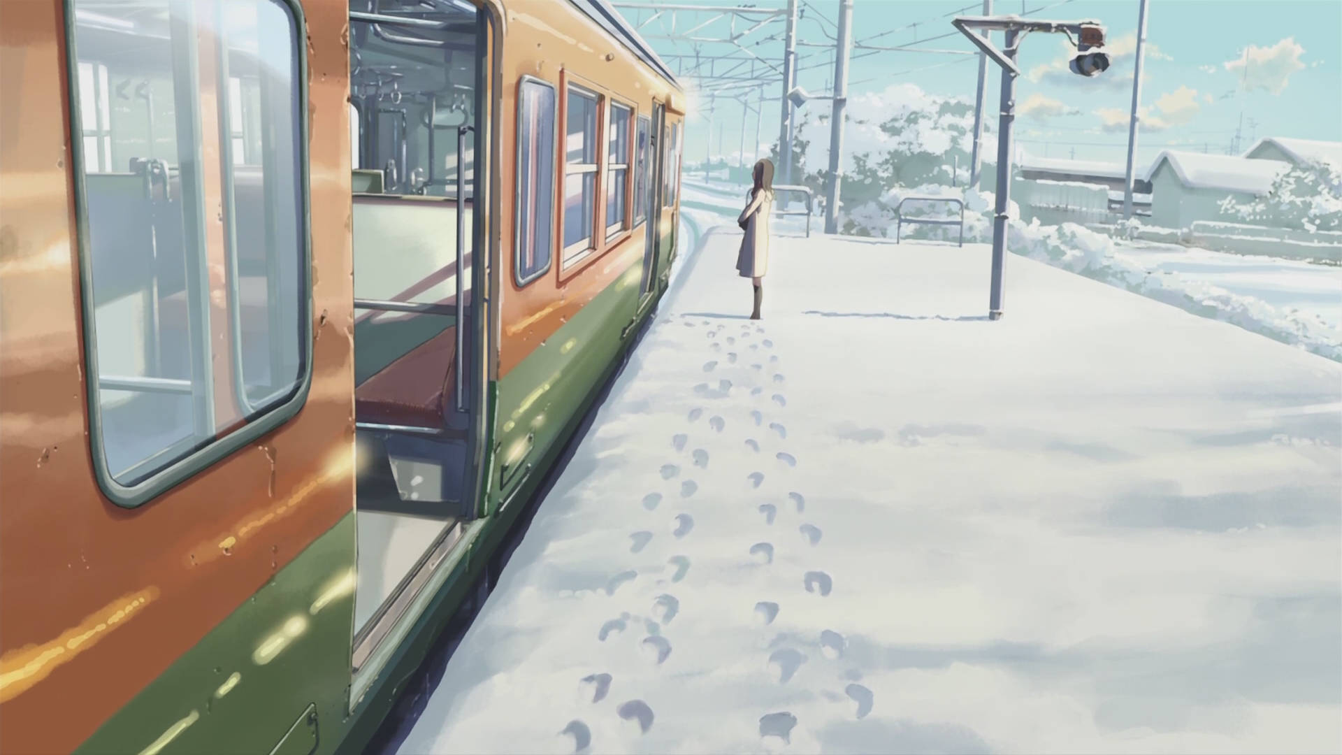 Makoto Shinkai 桌布 壁紙 — 一個穿著外套的孤獨女孩站在被雪覆蓋的火車月台上，旁邊是一列橙色和綠色的火車，腳印通向她的方向。