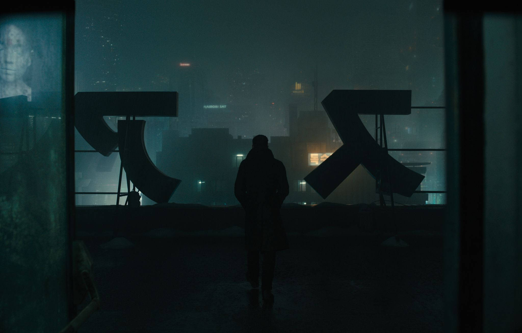 blade 桌布 壁紙 — 一個穿著外套的孤獨身影在夜晚的霧氣屋頂上，以發光的城市景觀和大型抽象雕塑為背景形成剪影。