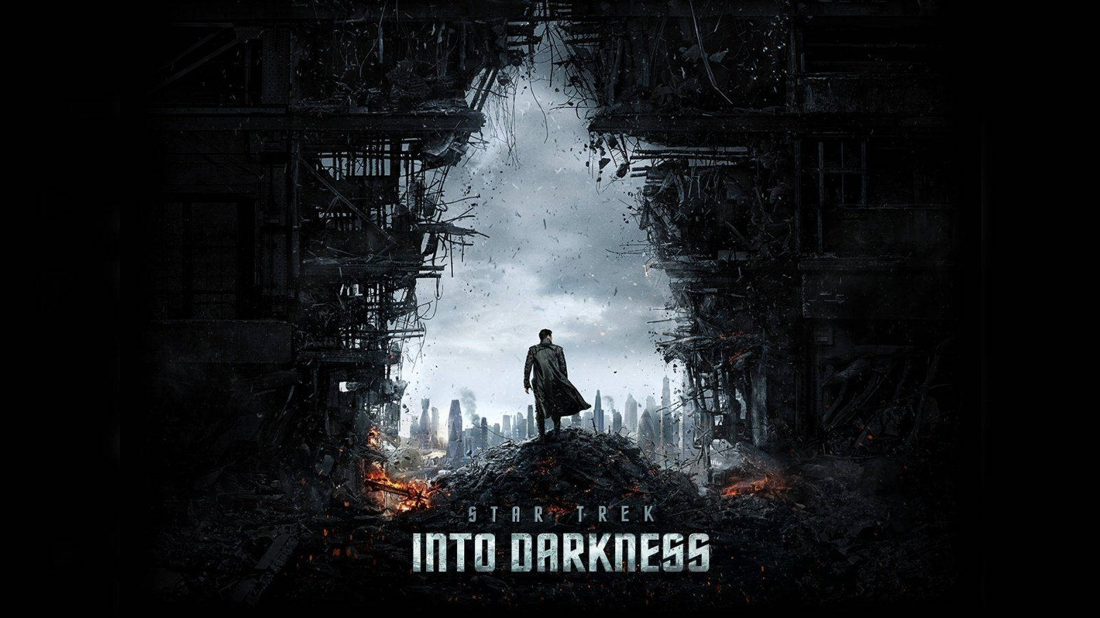 darkness 桌布 壁紙 — 一個穿著外套的孤獨身影站在瓦礫堆上，周圍是搖搖欲墜的建築物，在暴風雨的天空下凝視著遠處的城市天際線。