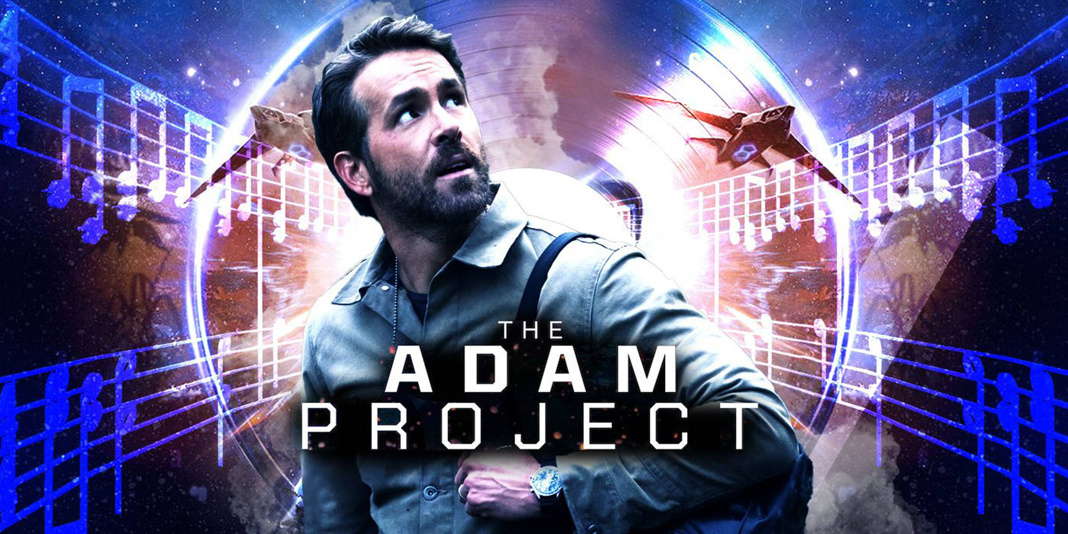 The Adam Project 桌布 壁紙 — 一個穿著外套的男人在發光的藍色音符和飛行的戰鬥機中仰望宇宙背景。