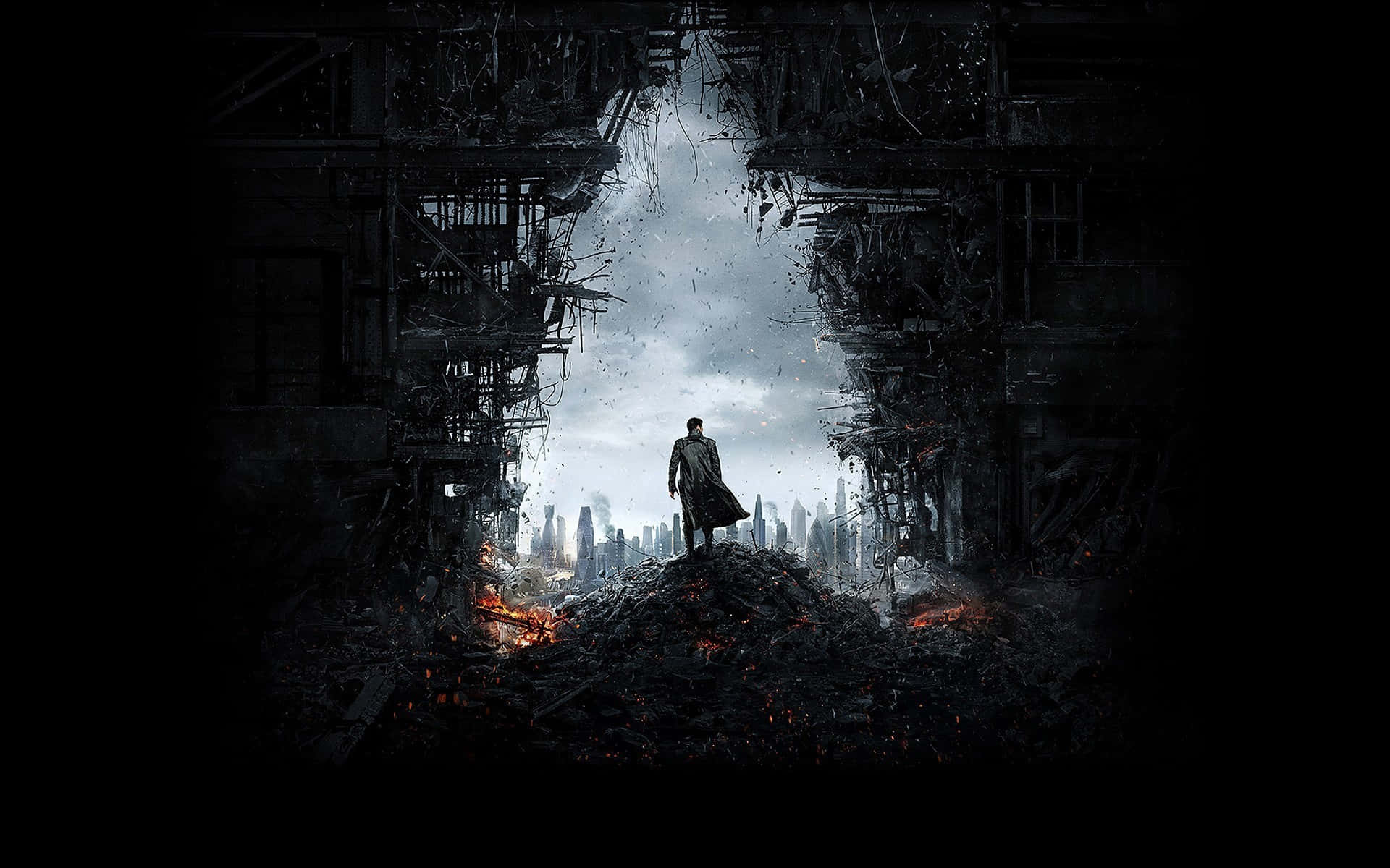Dark Tower 桌布 壁紙 — 一個穿著大衣的孤獨身影站在瓦礫堆上，周圍是搖搖欲墜的摩天大樓，凝視著暴風雨天空下的遠方城市。
