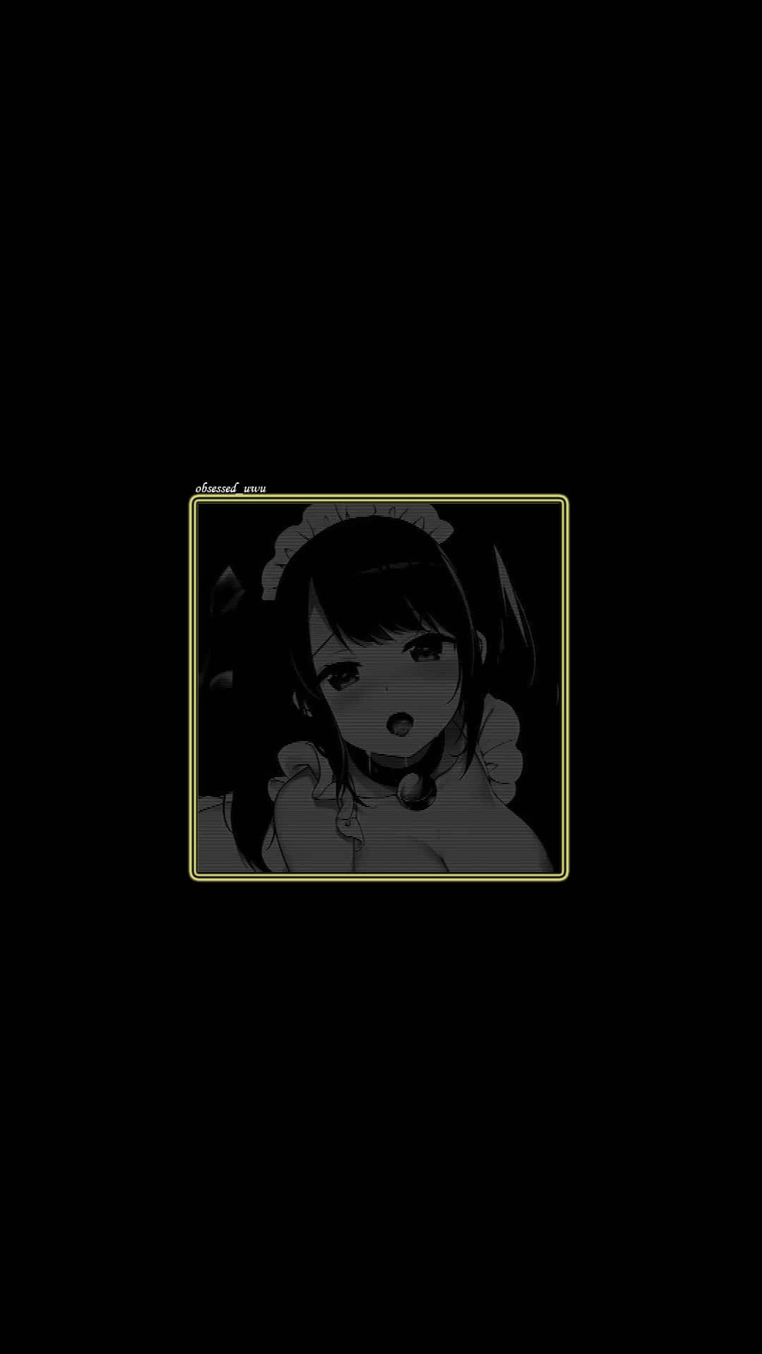 動漫女孩 桌布 壁紙 — 一個穿著女僕裝的驚訝動漫女孩，被發光的黃色邊框框住，背景為黑色。