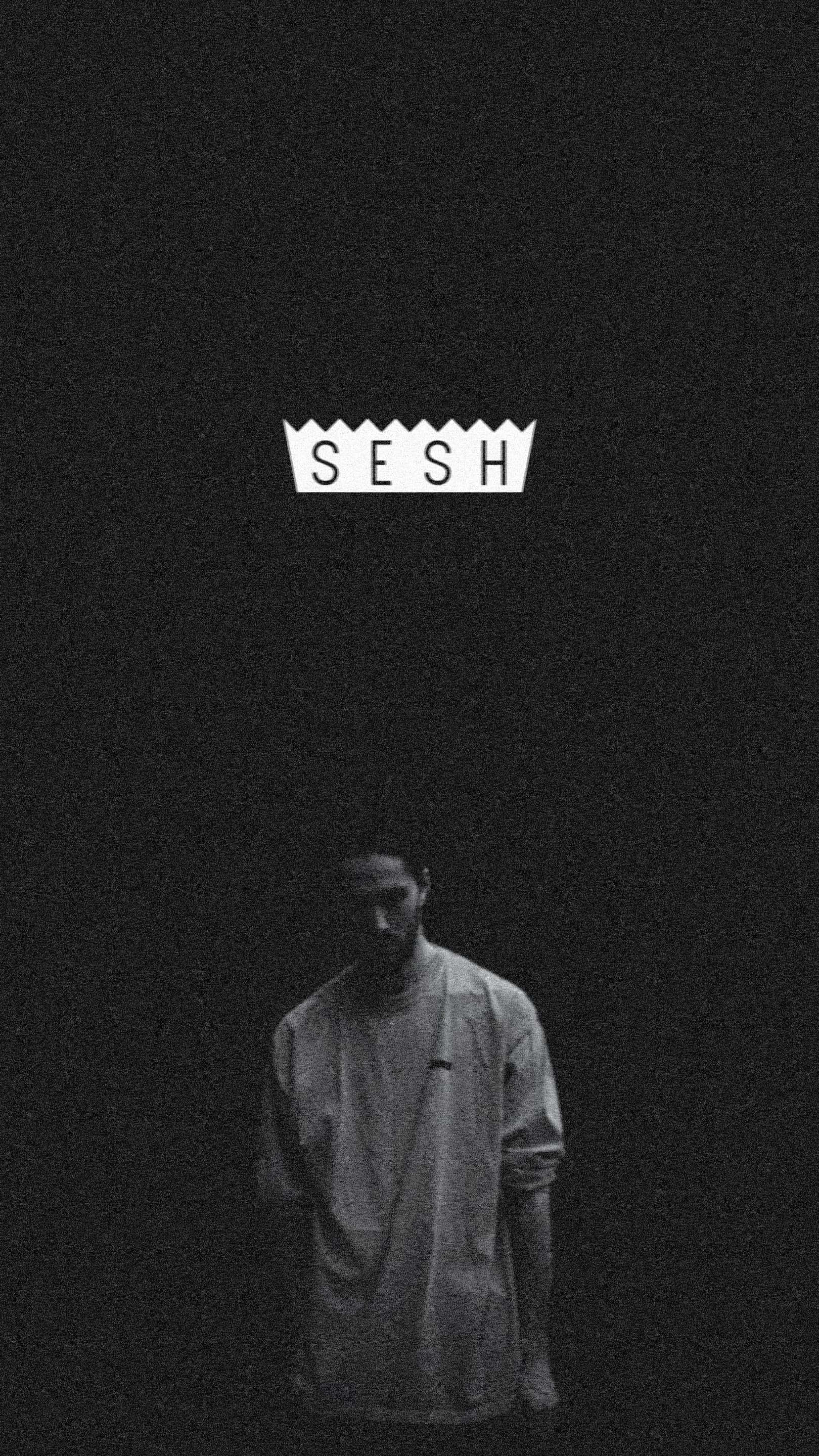 說唱歌手 桌布 壁紙 — 一個穿著寬鬆襯衫的人站在陰影黑暗中，'SESH' 這個詞在他們上方以純白色發光。